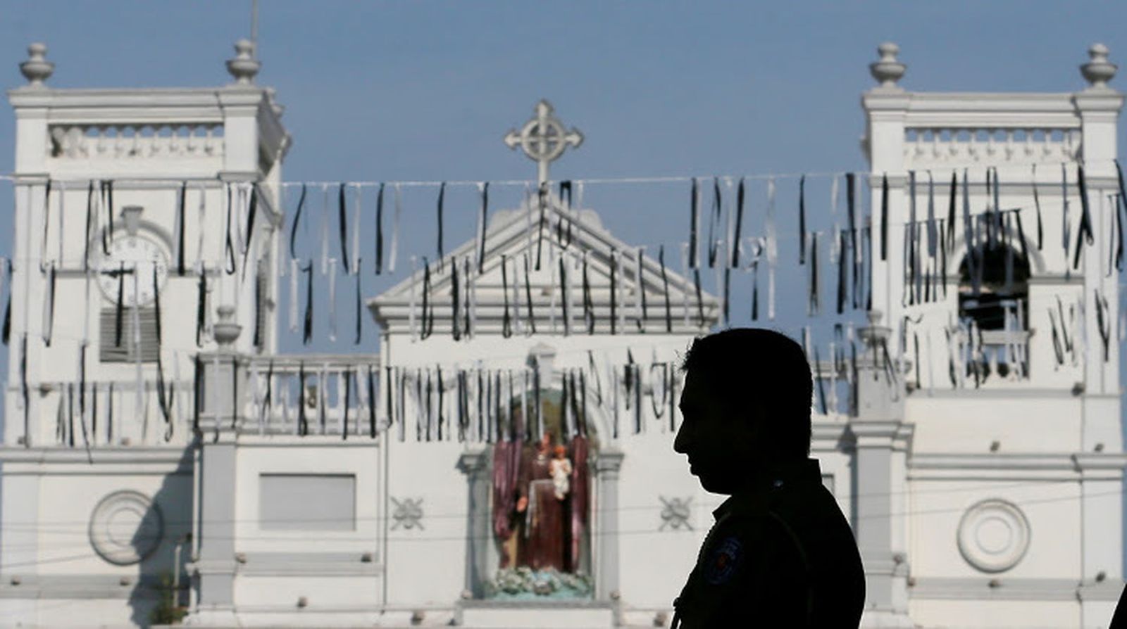 Un hombre camina por delante de una iglesia en Sri Lanka