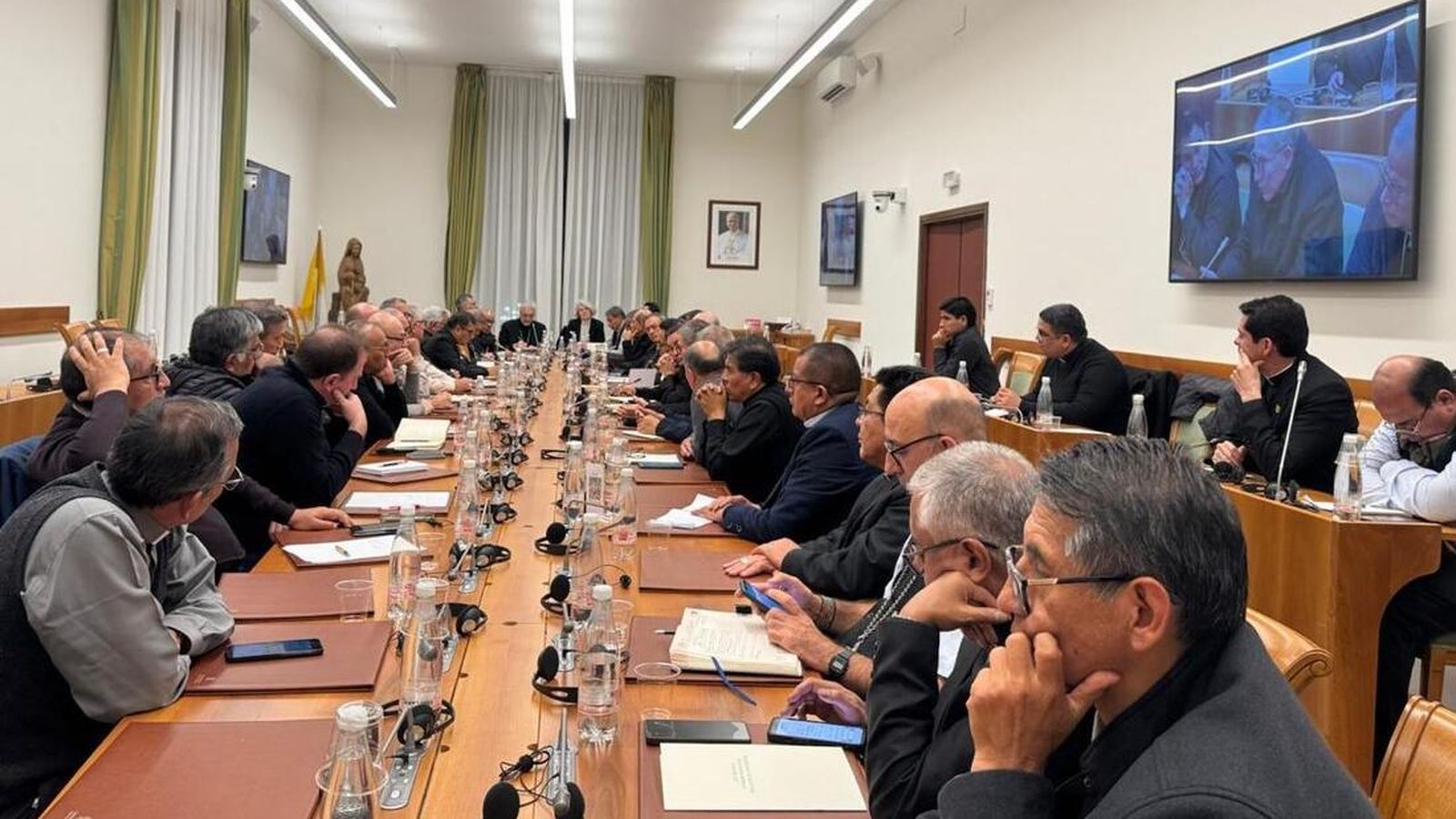 Momentos d ela visita de los obispos peruanos a la Secretaría dle Sínodo