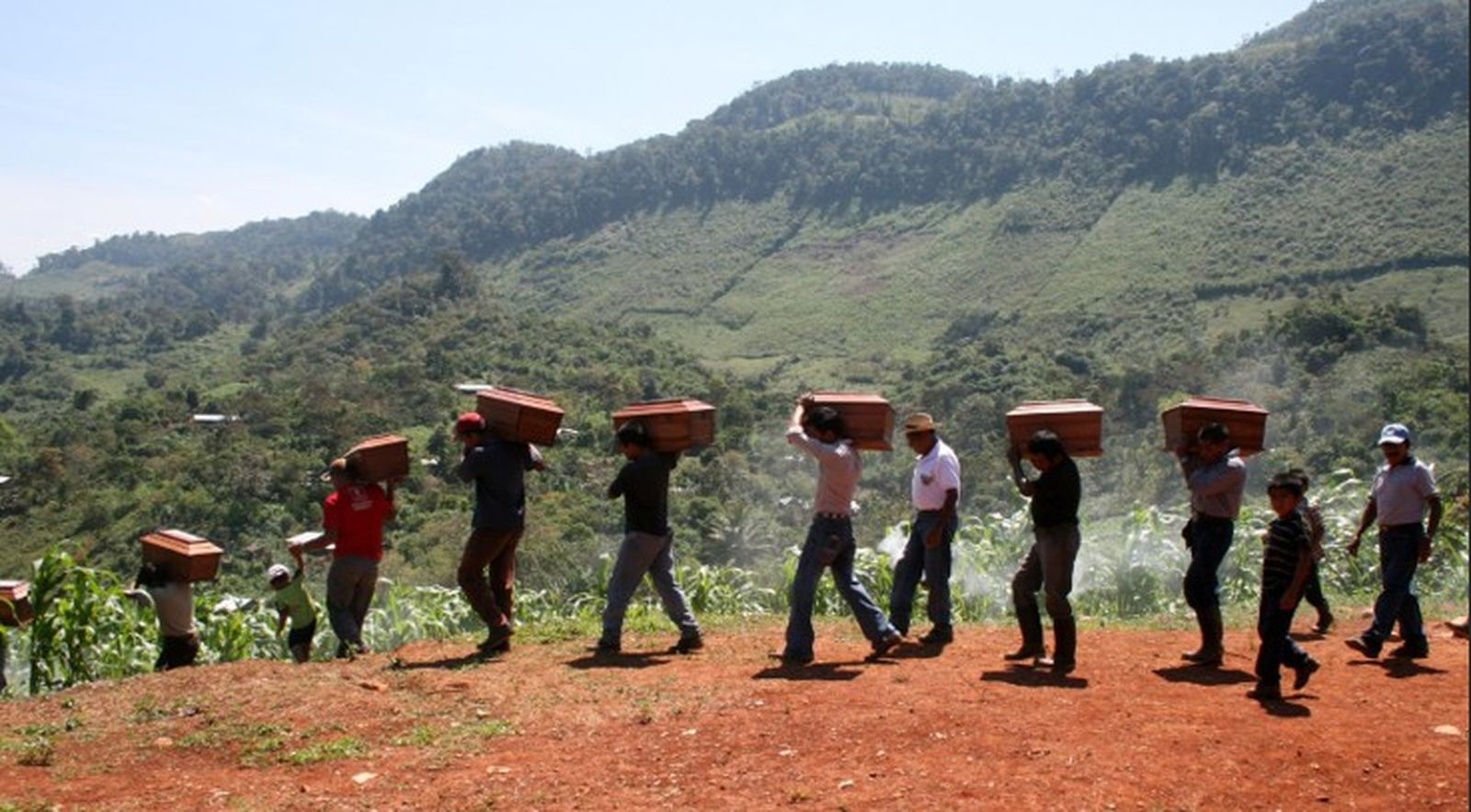 Pobladores llevan a sus familiares víctimas de una masacre en 2012, luego de que el Centro de Antropología Forense y Ciencias Aplicadas ayudara a su identificación. Foto: CAFCA. Agencia Ocote.