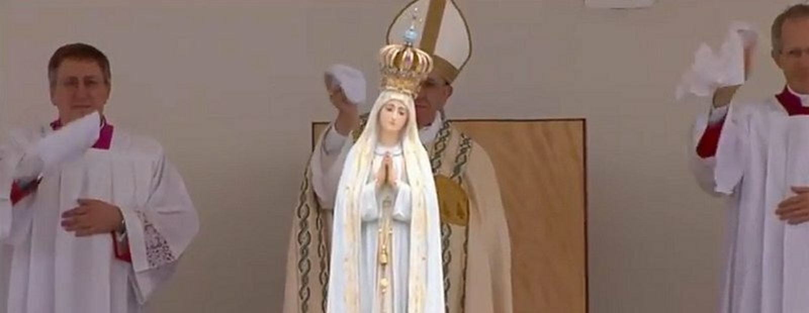 Francisco despide a la Virgen de Fátima