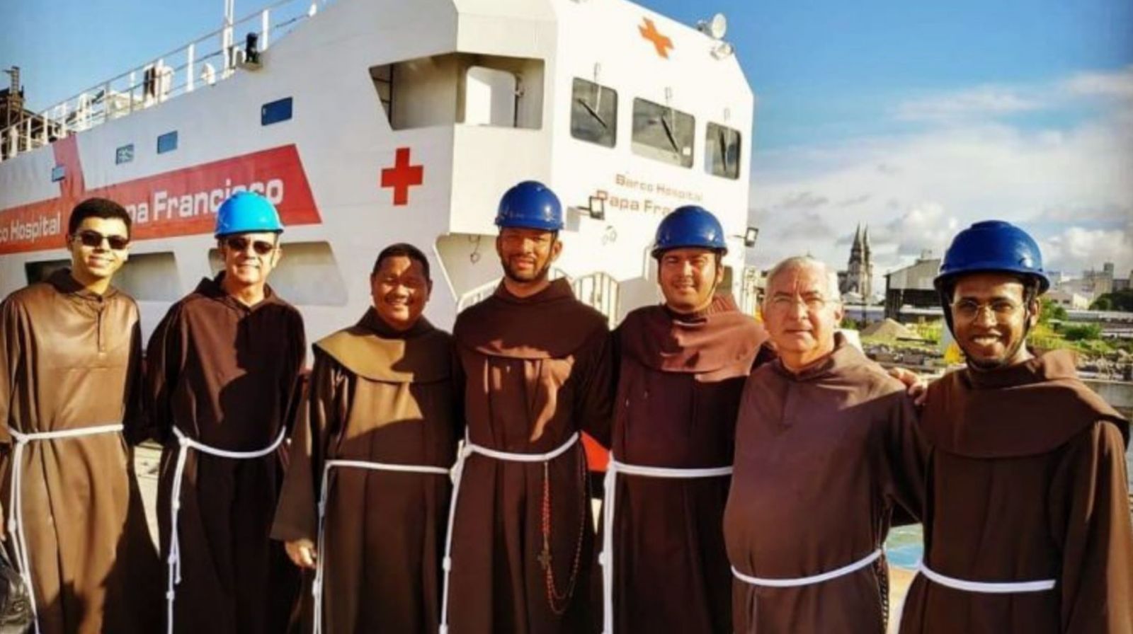 Franciscanos en el barco-hospital "Papa Francisco"
