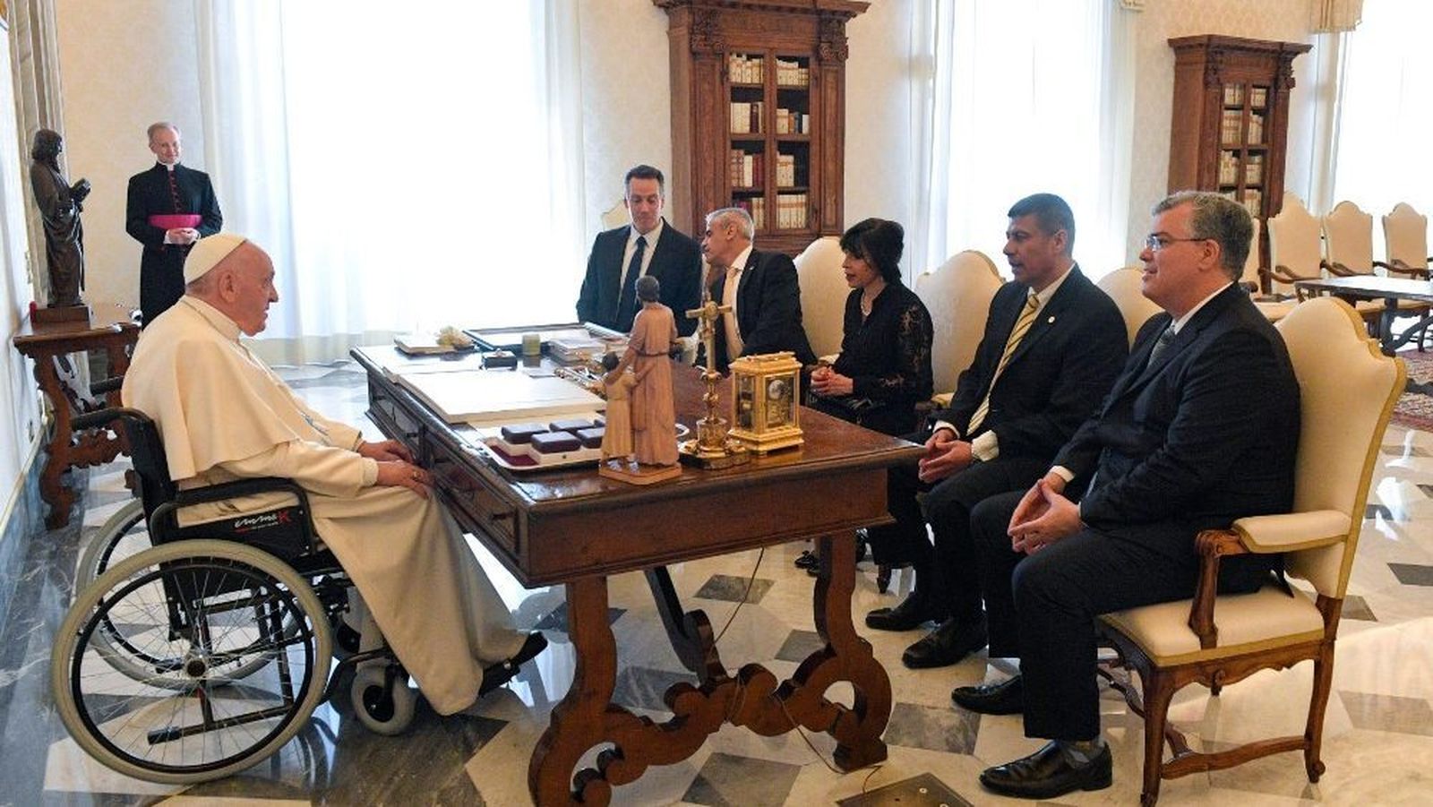 Francisco con los profesores de Loyola University