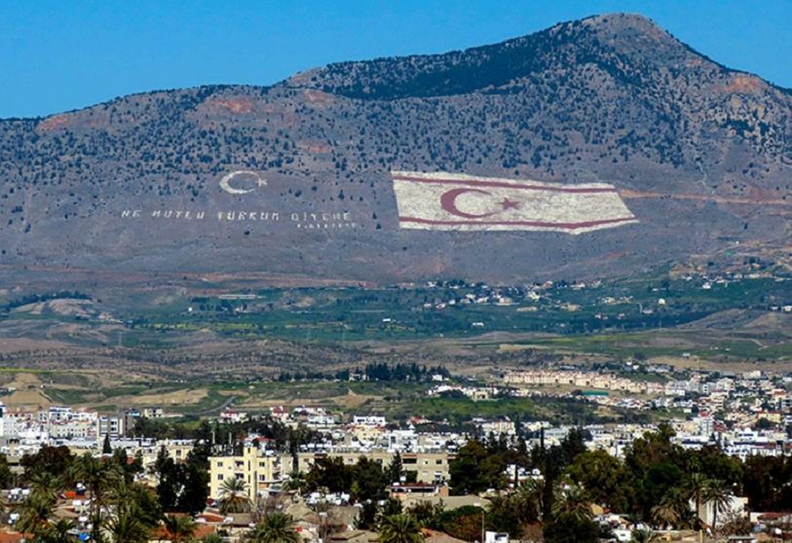 Una enorme bandera turca en la 'línea verde' que cruza Nicosia