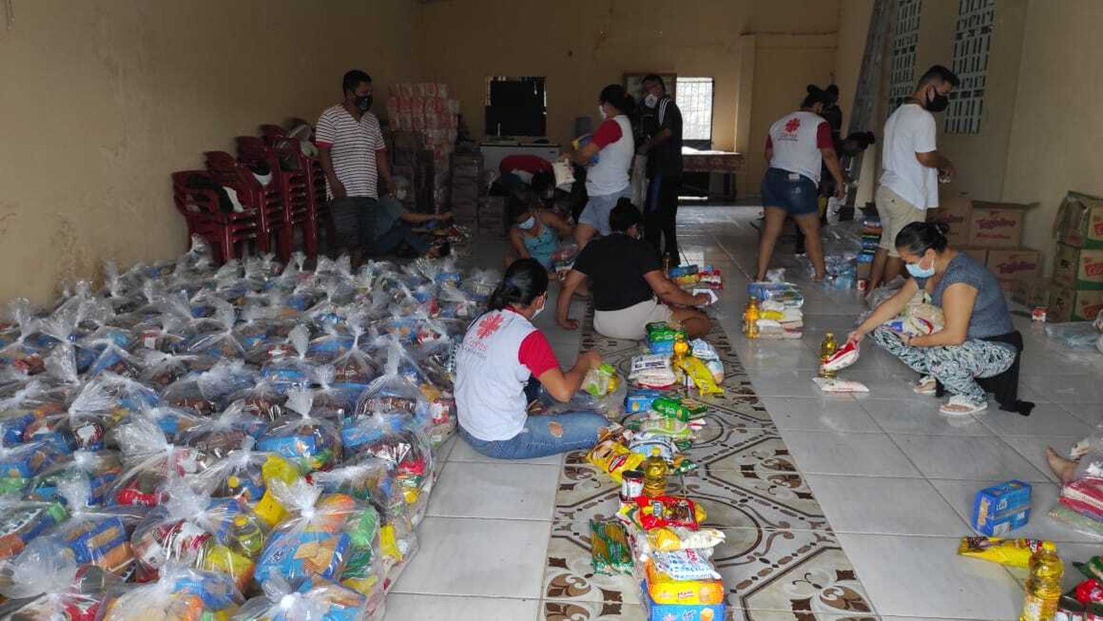 Alimentos siendo preparados para distribuir