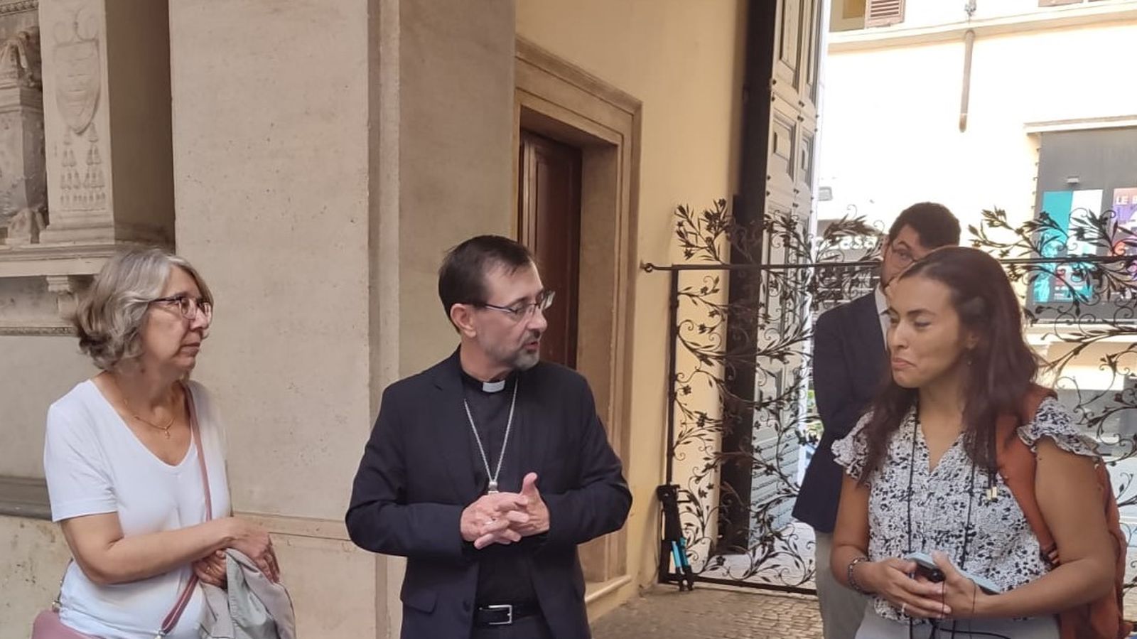 José Cobo con periodistas