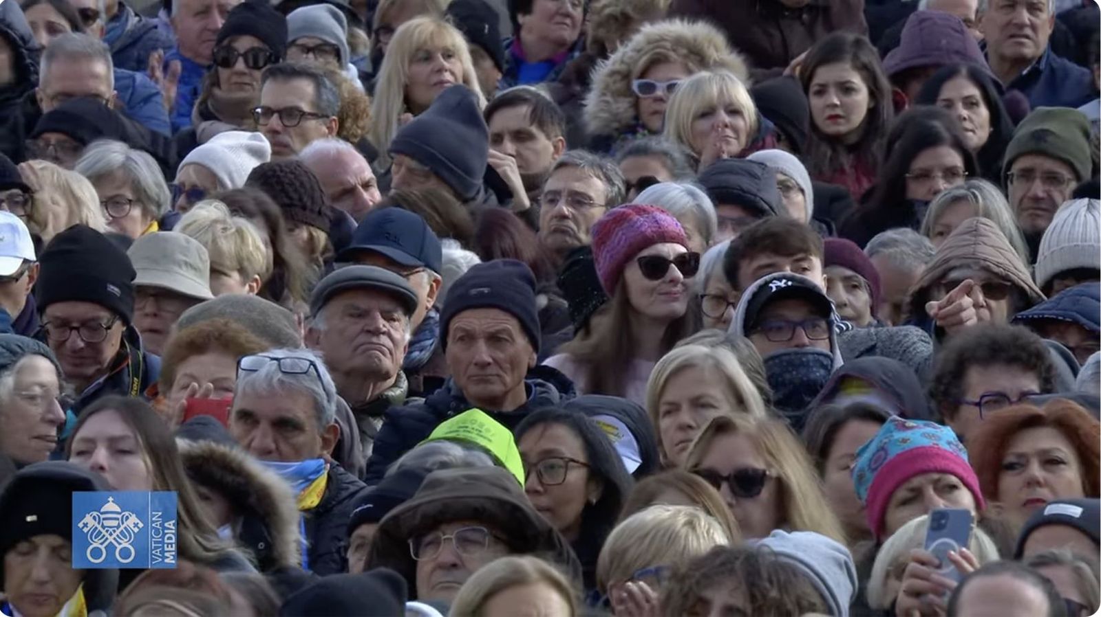 Fieles en la plaza de San Pedro