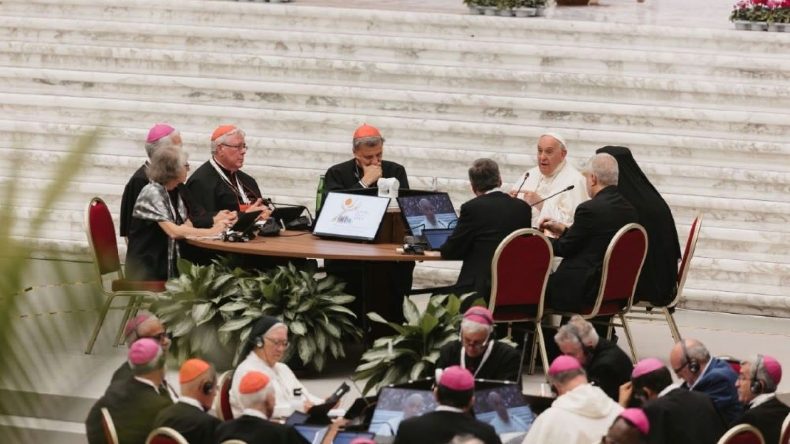 mesa de trabajo del papa Francisco en el sínodo