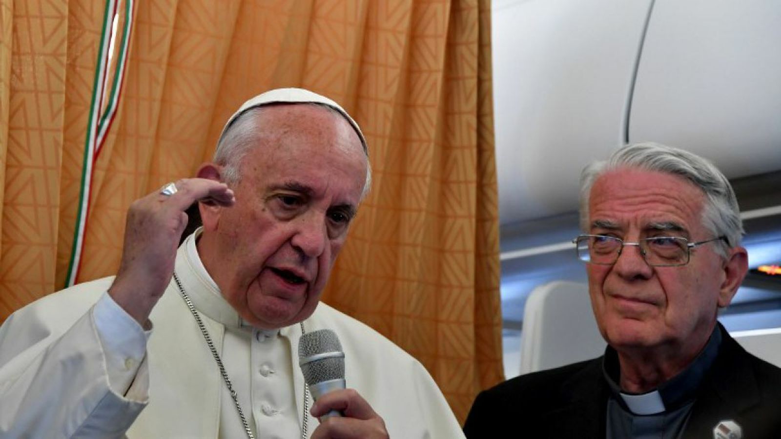 Bergoglio, con el padre Lombardi