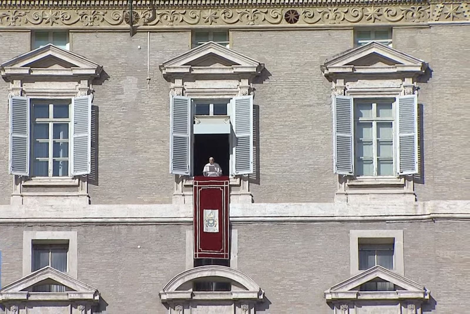 El Papa reza la oración del ángelus desde el Palacio Apostólico