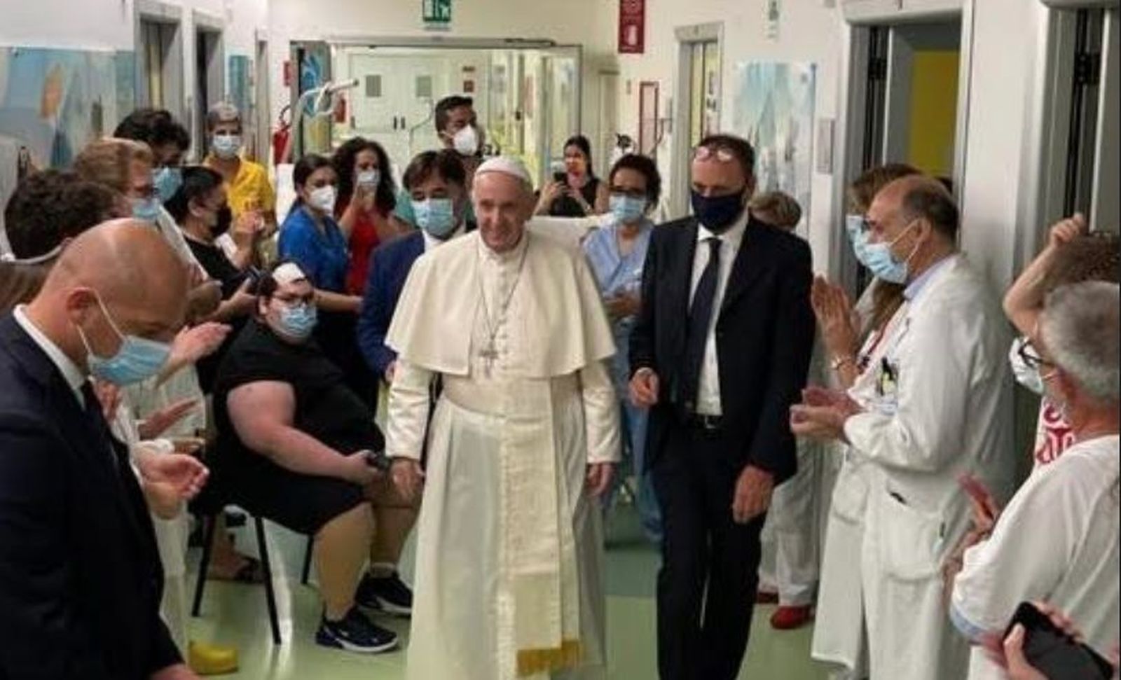 El Papa, paseando por el Gemelli