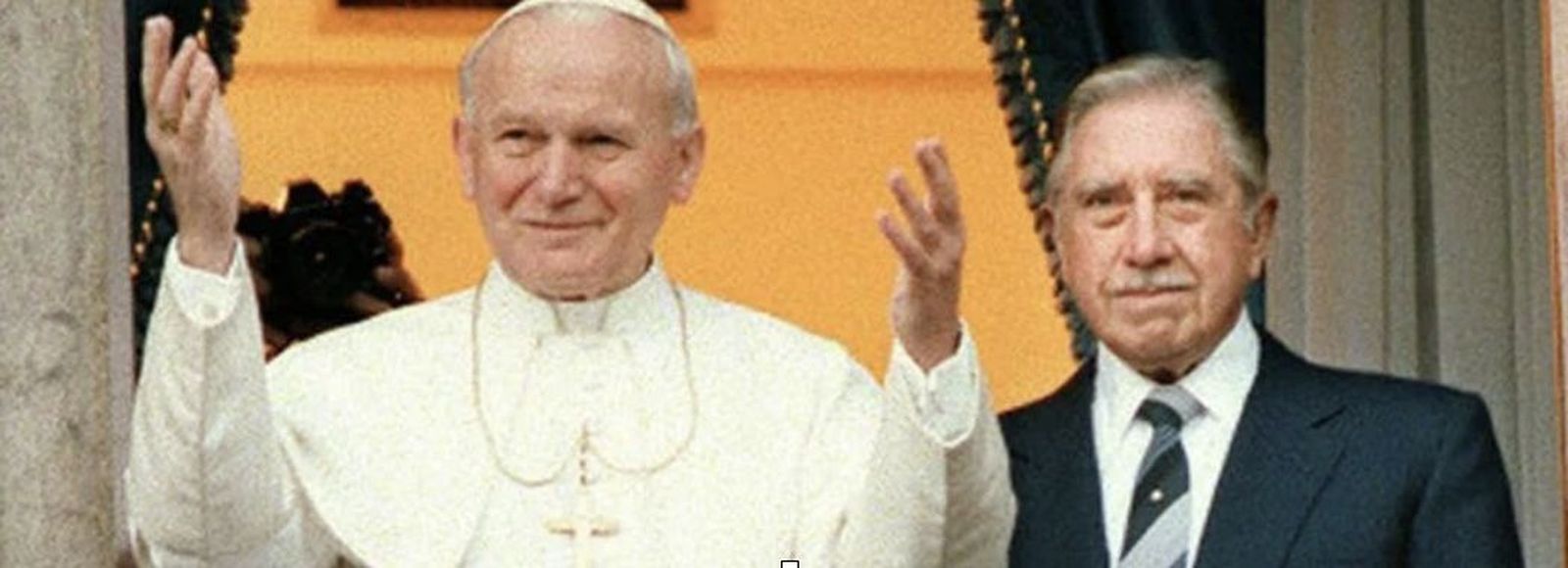 Juan Pablo II y Pinochet, amigables, saludando a la multitud