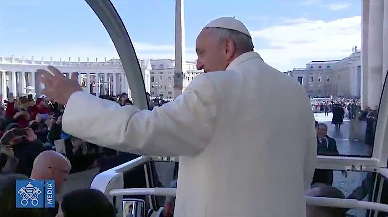 Francisco saluda a los fieles
