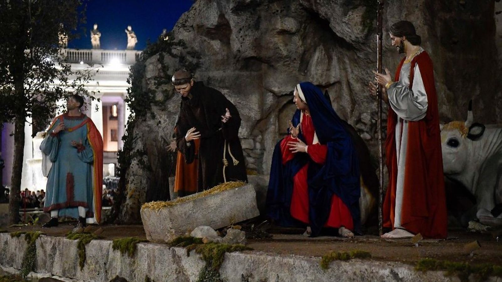 El pesebre, con estatuas de tamaño natural