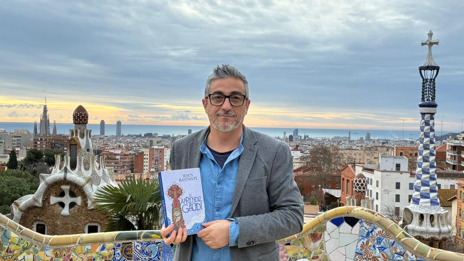 Jesús Bastante, en el parc Güell, con la Sagrada Familia al fondo