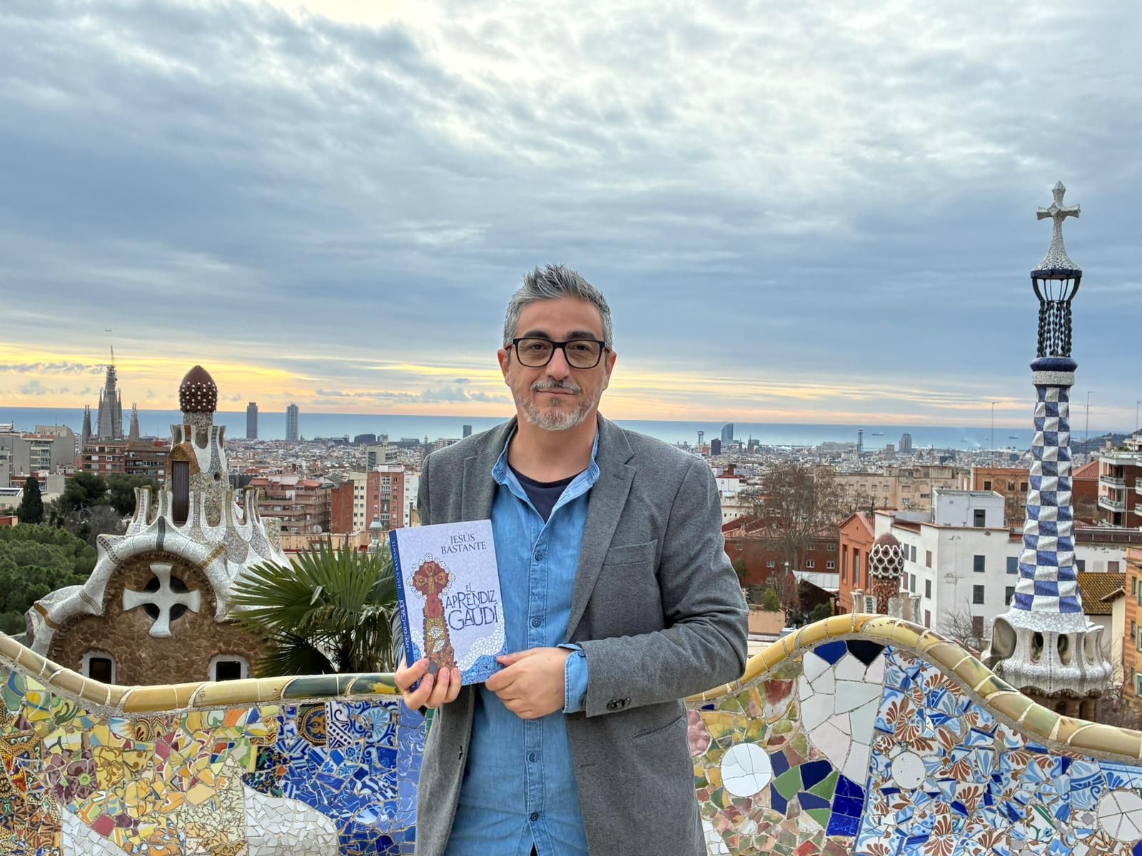 Jesús Bastante, en el parc Güell, con la Sagrada Familia al fondo