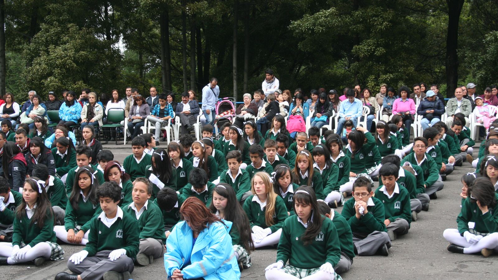 Estudiantes, profesores y padres, meditando