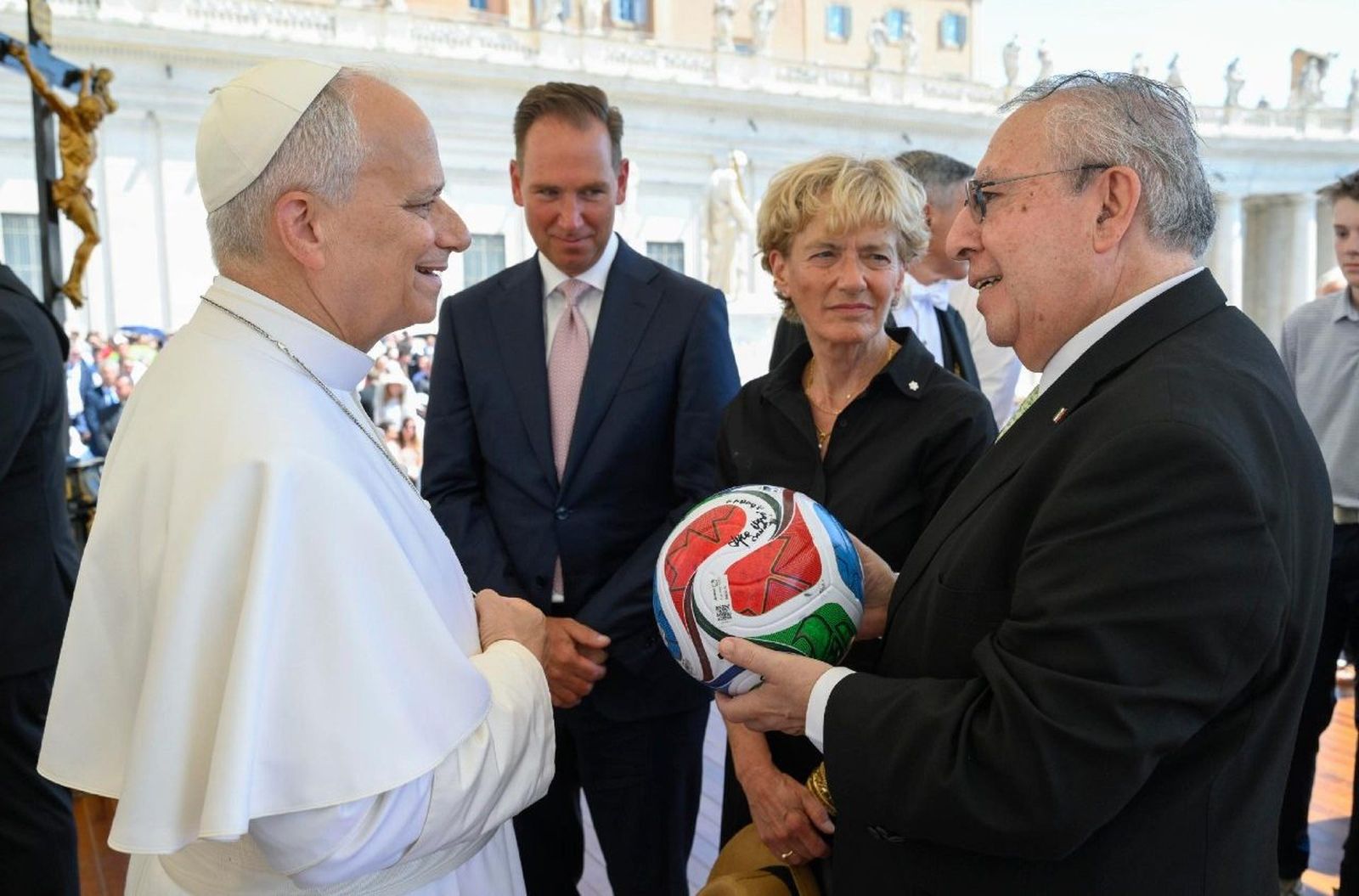 Los embajadores de México, Estados Unidos y Canadá ante la Santa Sede entregan al Papa el balón oficial de la Copa Mundial de fútbol