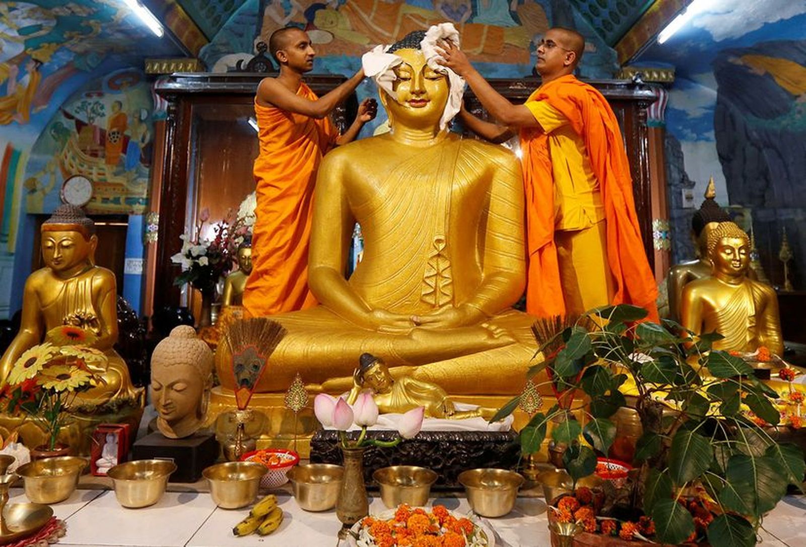 En la fiesta de Vesakh/Hanamatsuri se conmemora los principales acontecimientos de la vida de Buda