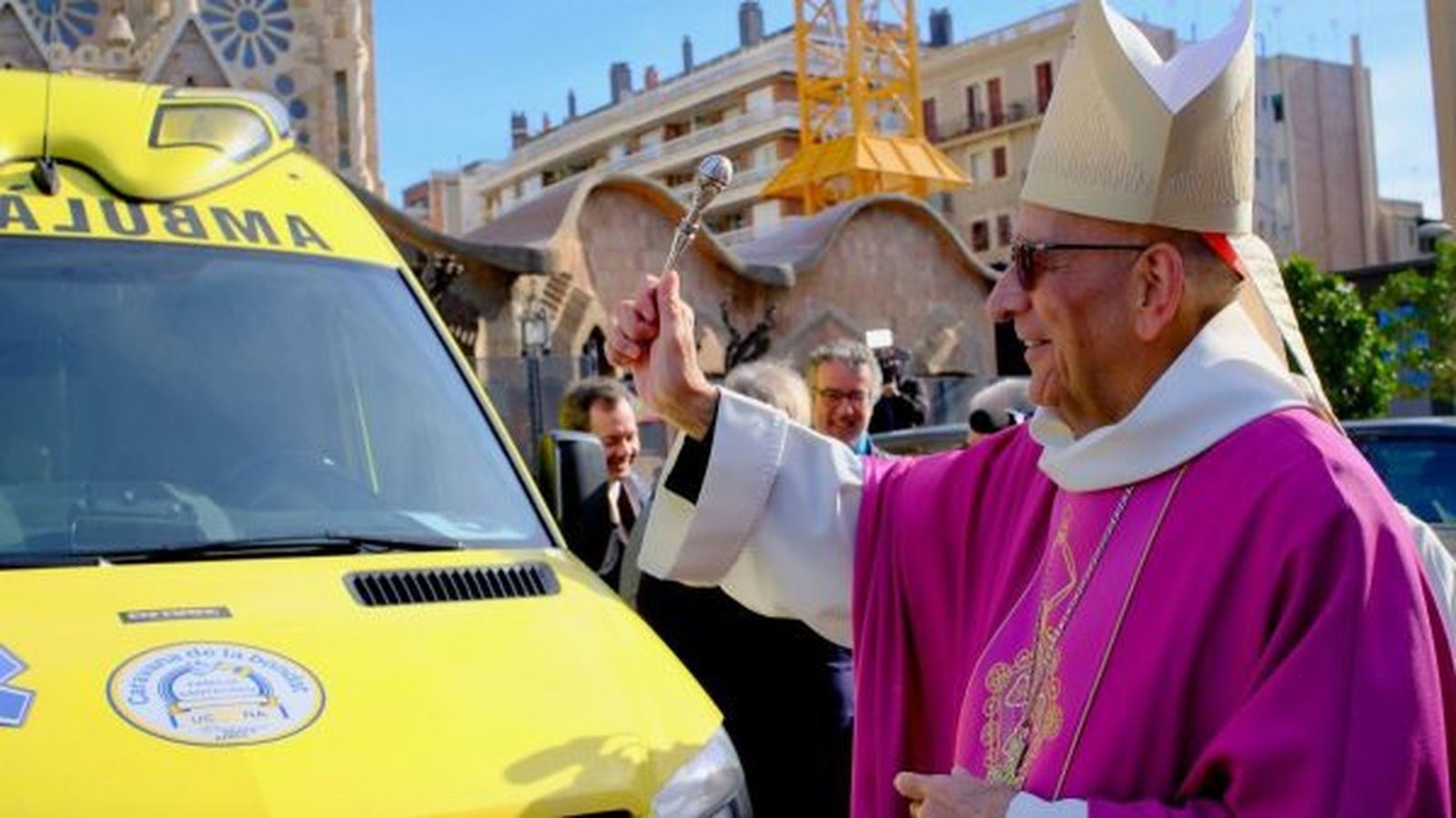 El cardenal Omella, en el momento de la bendición de las ambulancias.