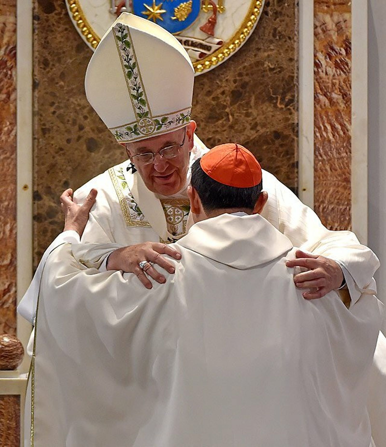 Francisco abraza al cardenal Tagle