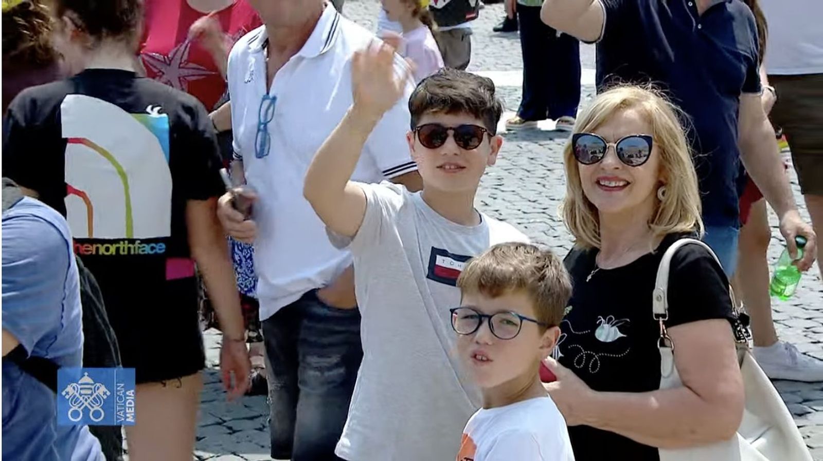 Una familia de peregrinos en la plaza de San Pedro