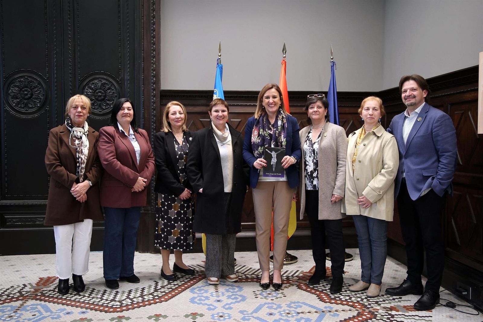 Representantes de la Hermandad del Santísimo Cristo del Perdón del Cabanyal-Canyamelar, conocido como 'Cristo de las mujeres', recibidas por la alcaldesa de València, María José Catalá