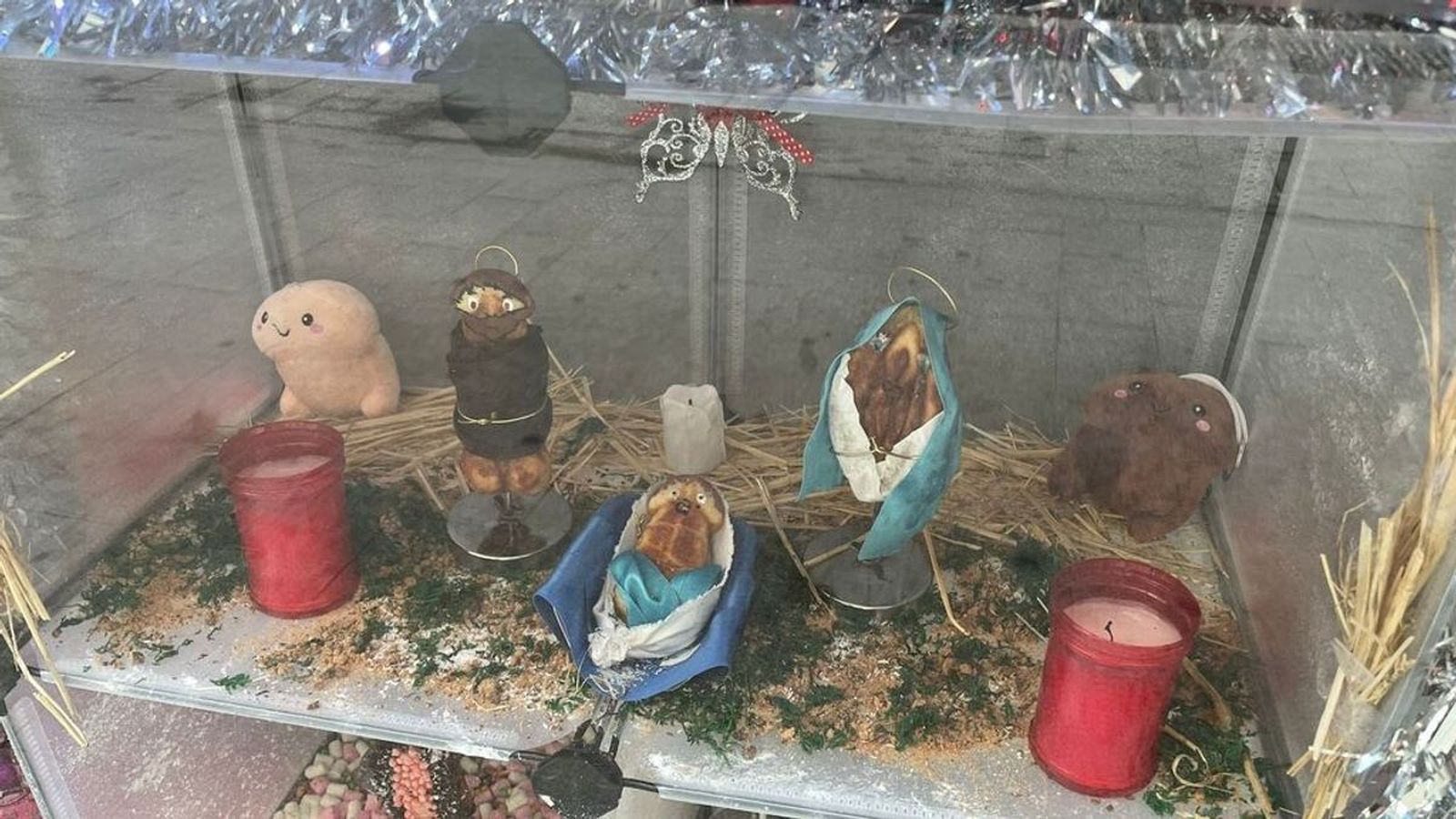 Dos juzgados de Sevilla investigan un "belén erótico" con penes y vaginas