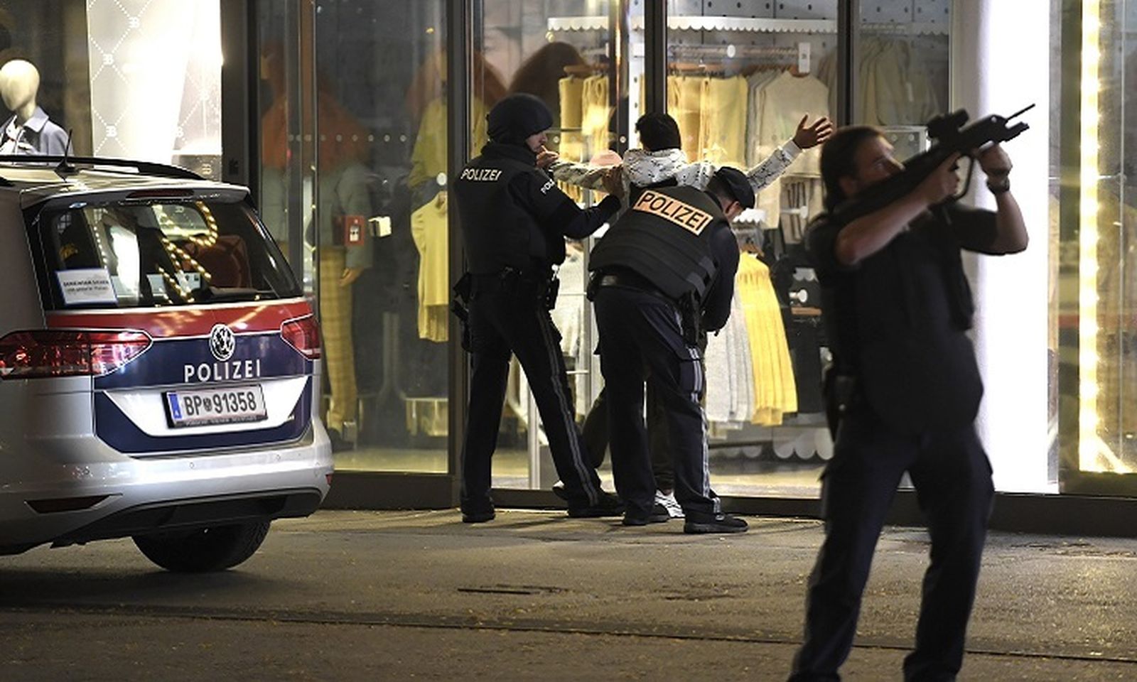 La Policía austríaca cachea a un joven en Viena