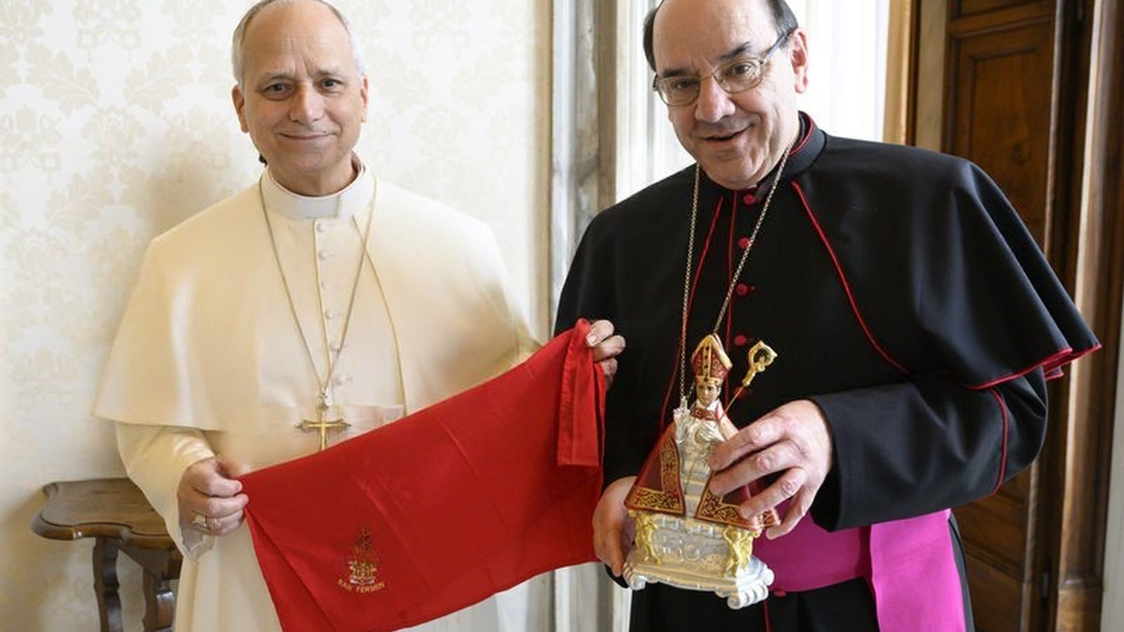 El Papa, con el pañuelo de San Fermín, entregado por monseñor Roselló