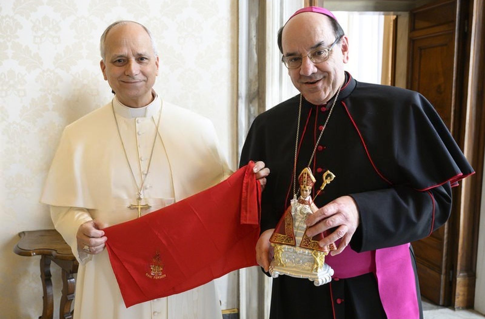 El Papa, con el pañuelo de San Fermín, entregado por monseñor Roselló