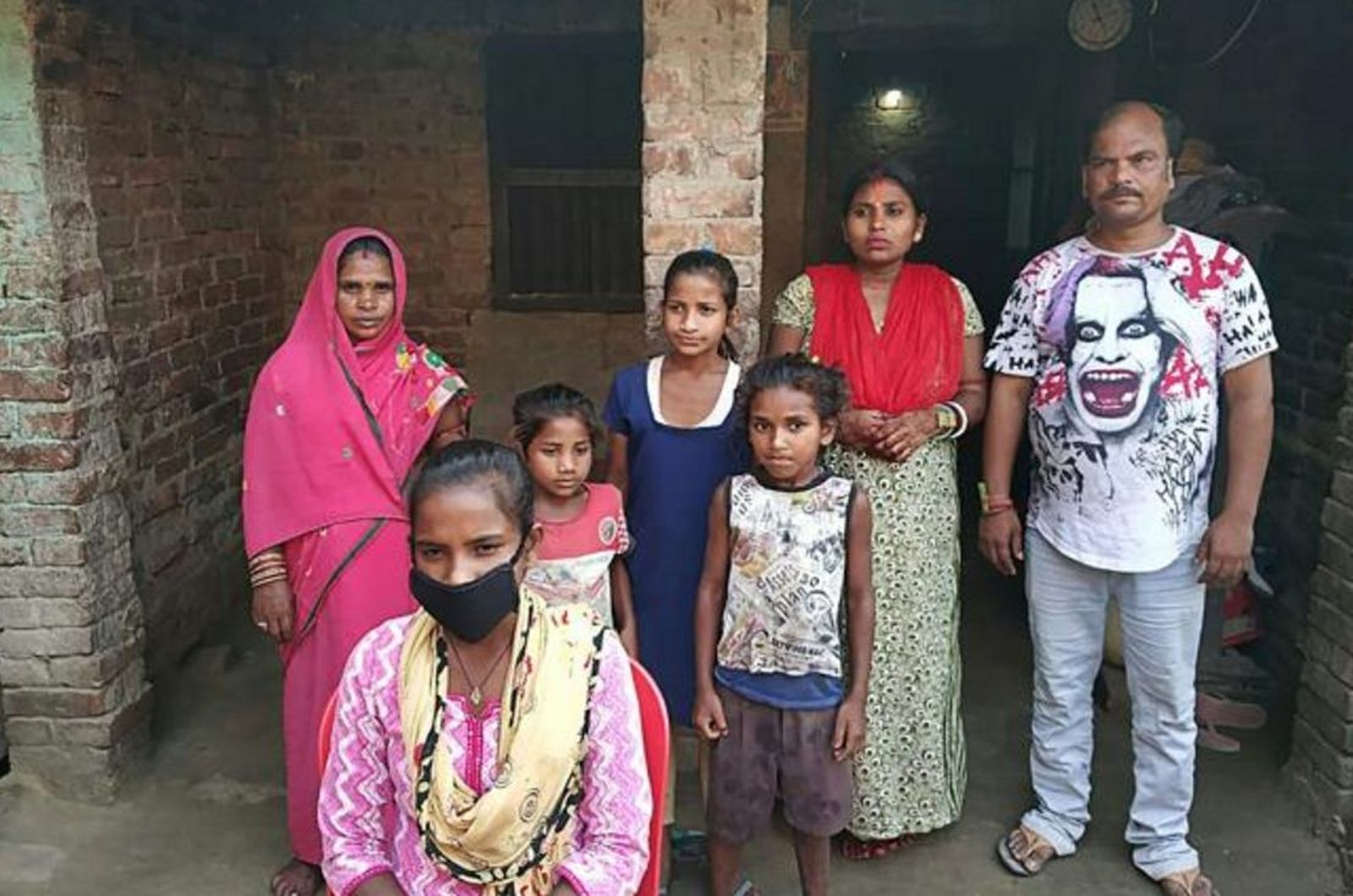 La joven Jyoti (con mascarilla) con su familia detrás