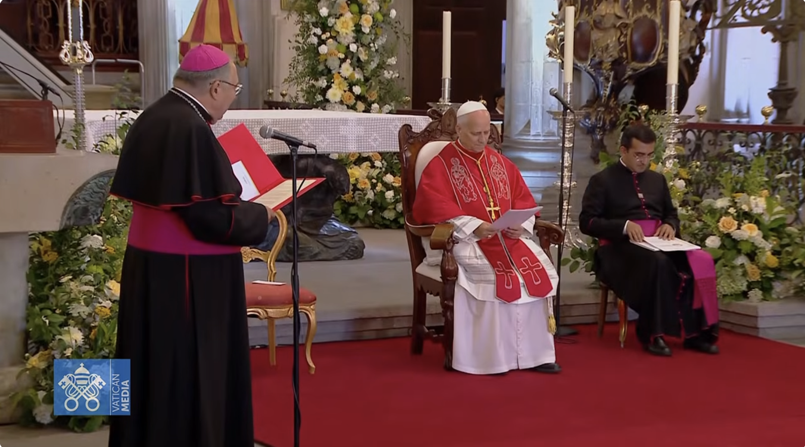 Mazuelos, obispo de Canarias, saluda al Papa en la catedral de Santa Ana