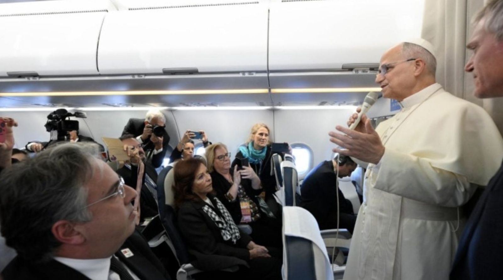 León XIV saluda a los periodistas