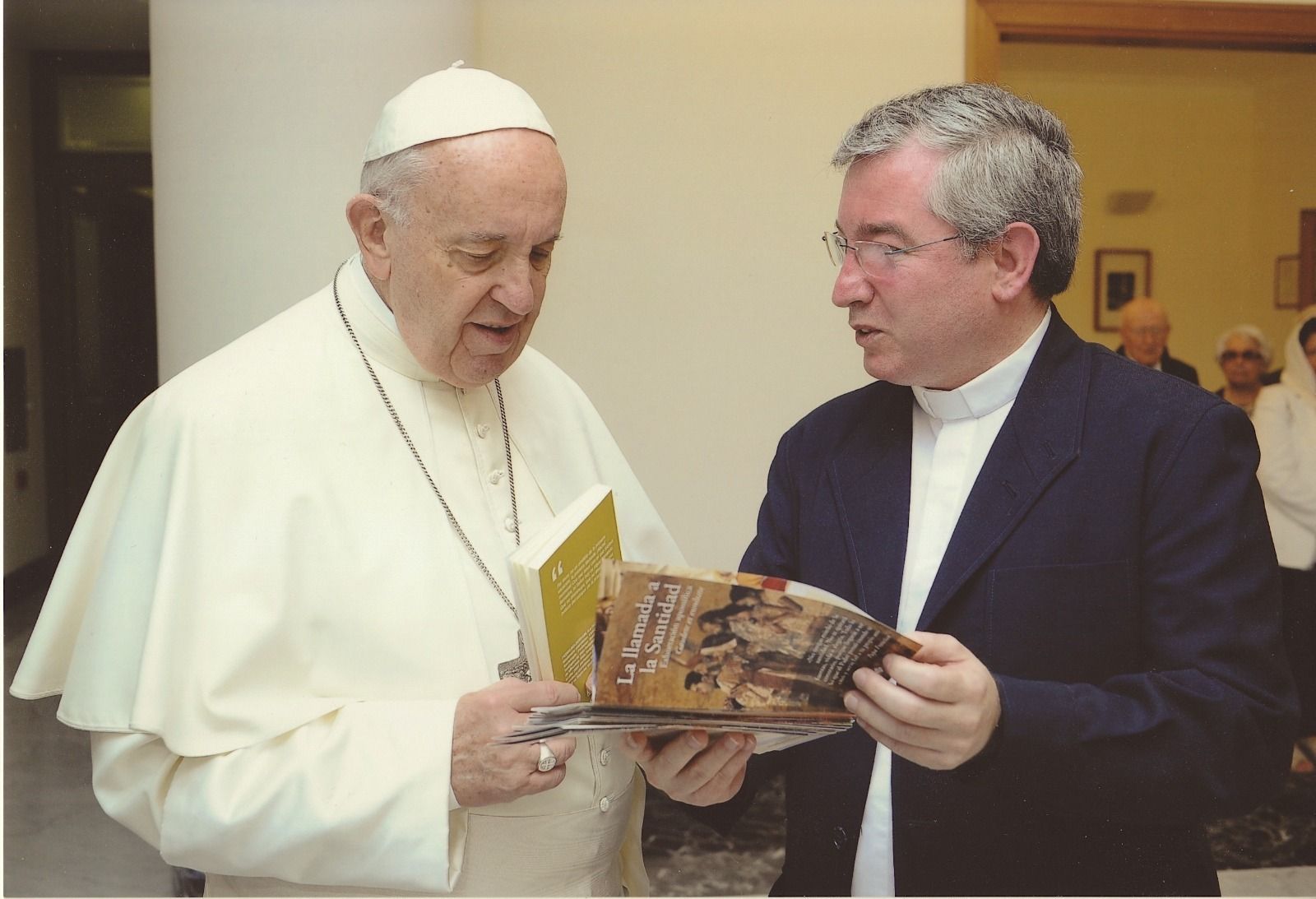 Fernando Prado muestra 'Intergentes' al Papa Francisco