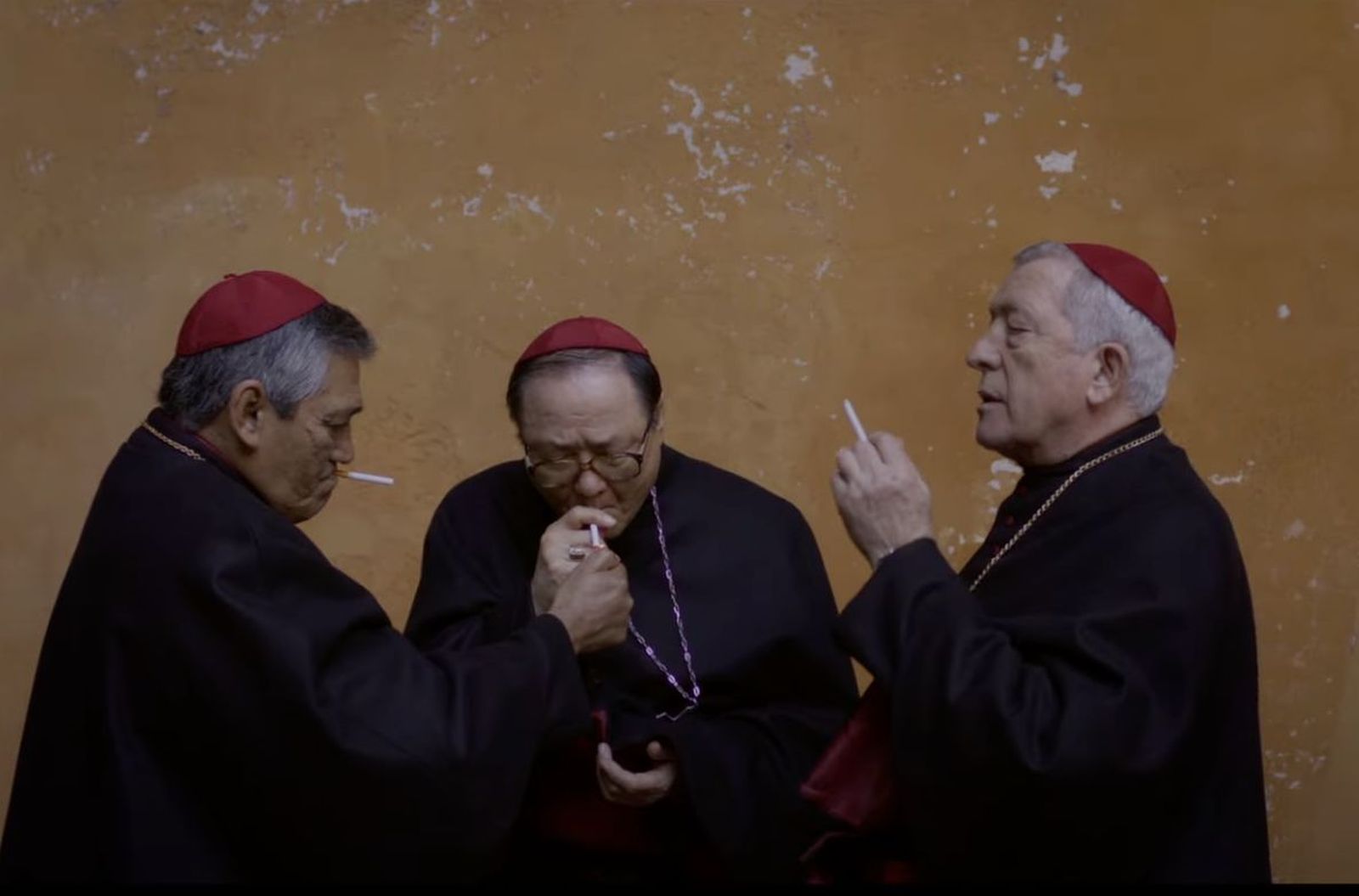 Tres cardenales en una imagen de la película 'Cónclave'