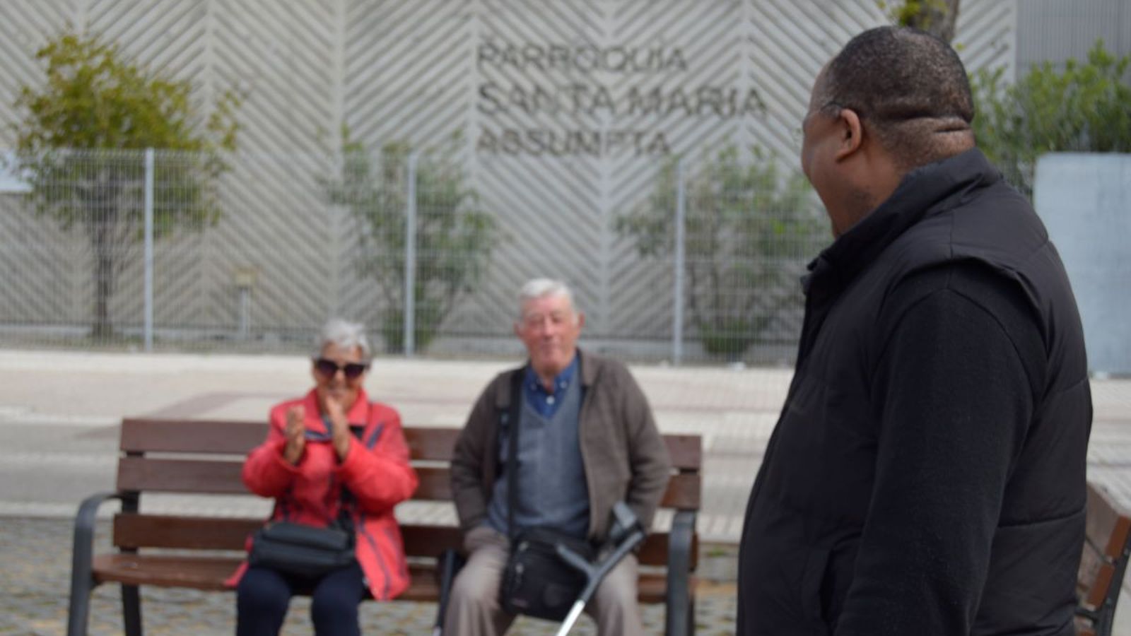 El párroco Andrés Pedro Lima es detenido por numerosos vecinos mientras recorre las calles de Bonavista durante los ensayos de la procesión.
