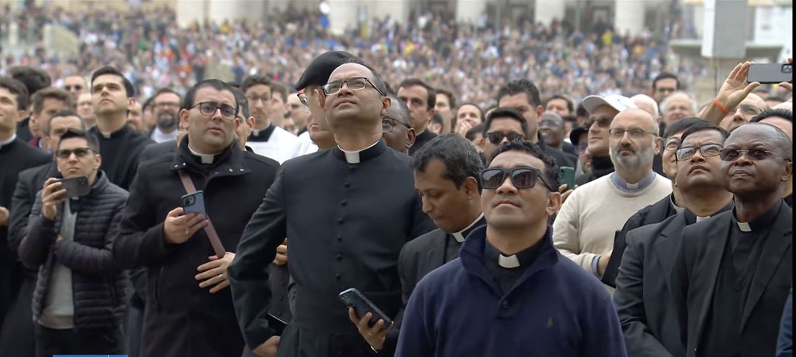 Fieles escuchan al Papa