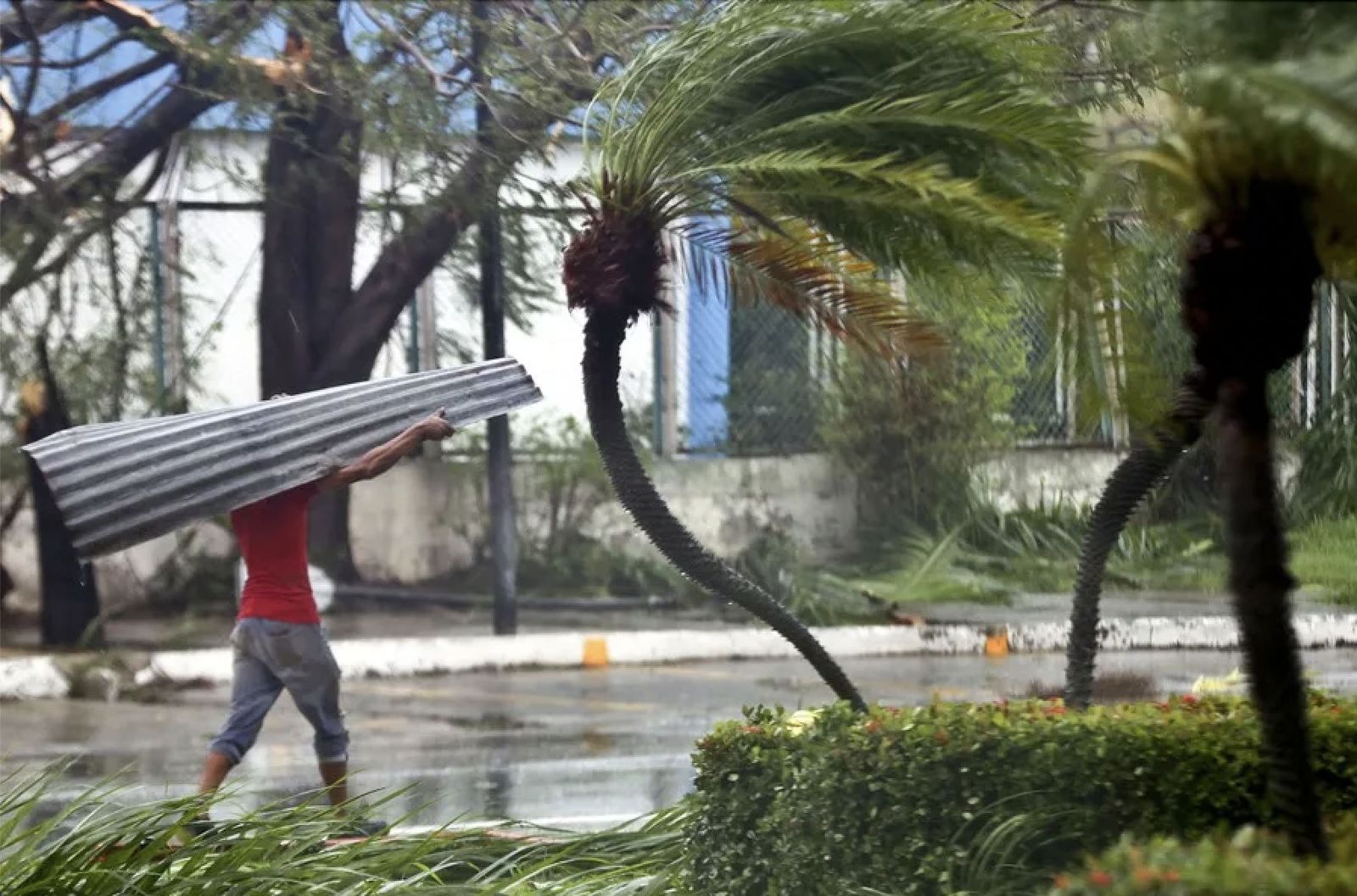 Un hombre camina tras el paso por Cuba del huracán Melissa