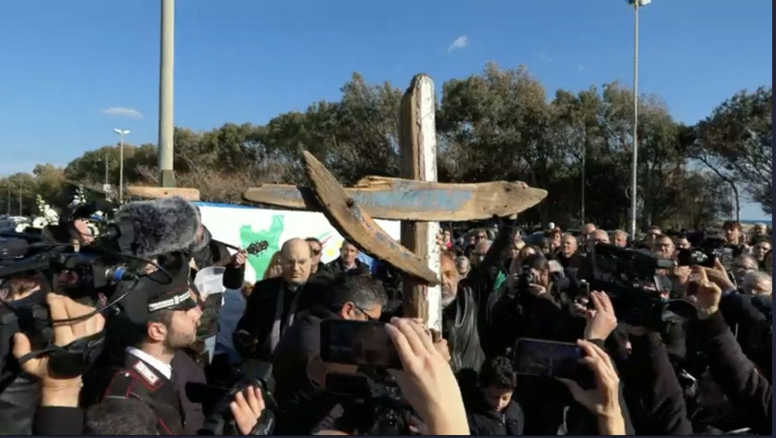 Vía crucis por los fallecidos en el naufragio en Cutro