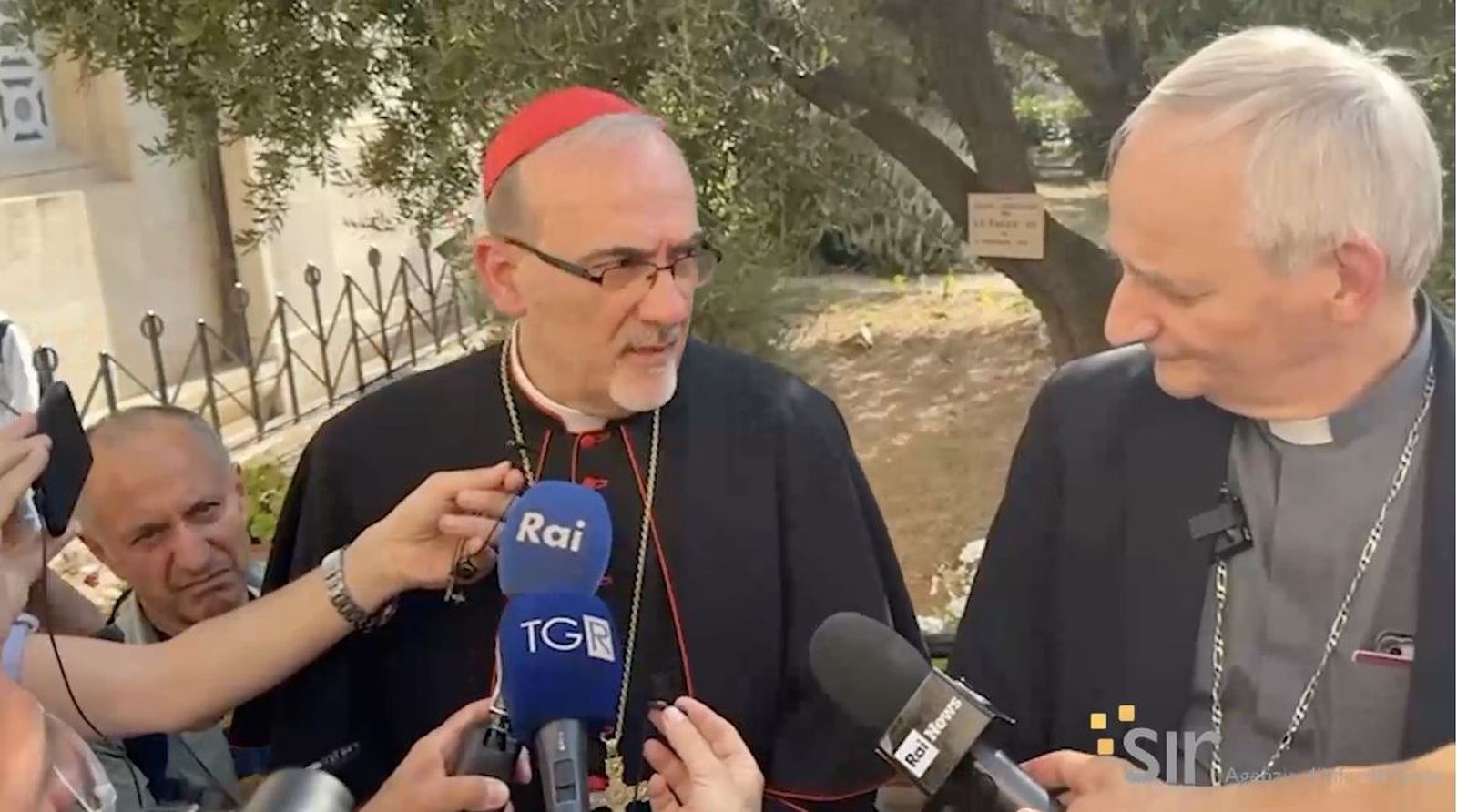 Pizzaballa, con Zuppi, atendiendo a los periodistas