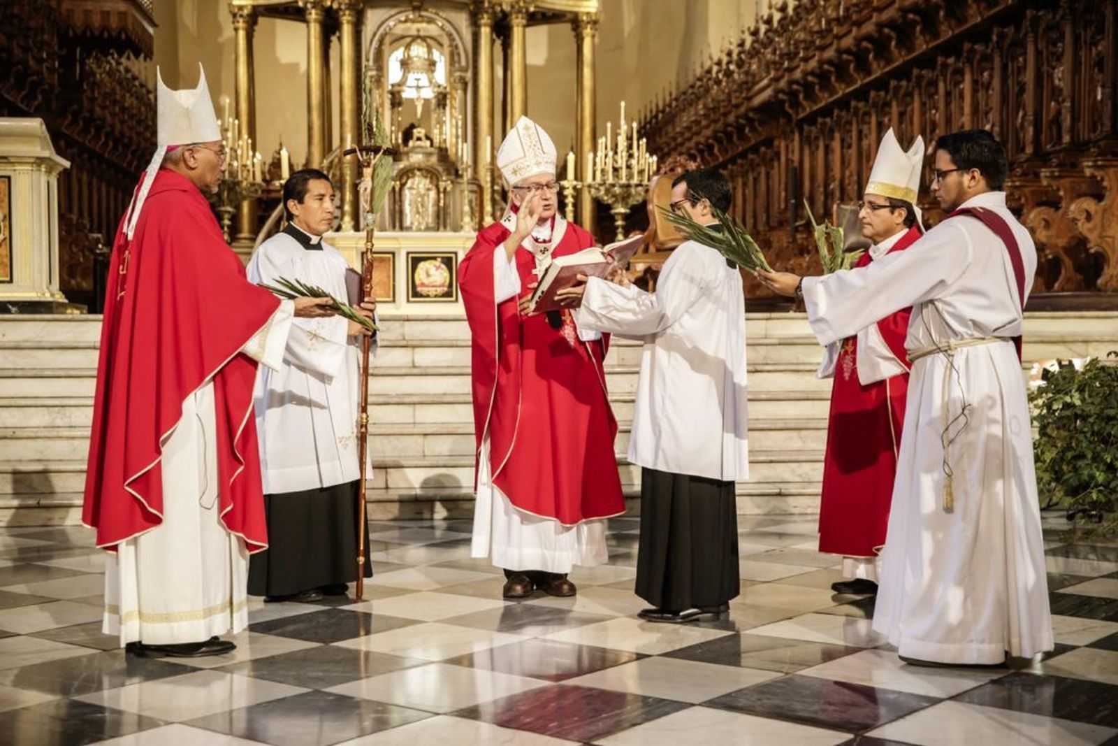 Monseñor Carlos Castillo, misa de Domingo de Ramos