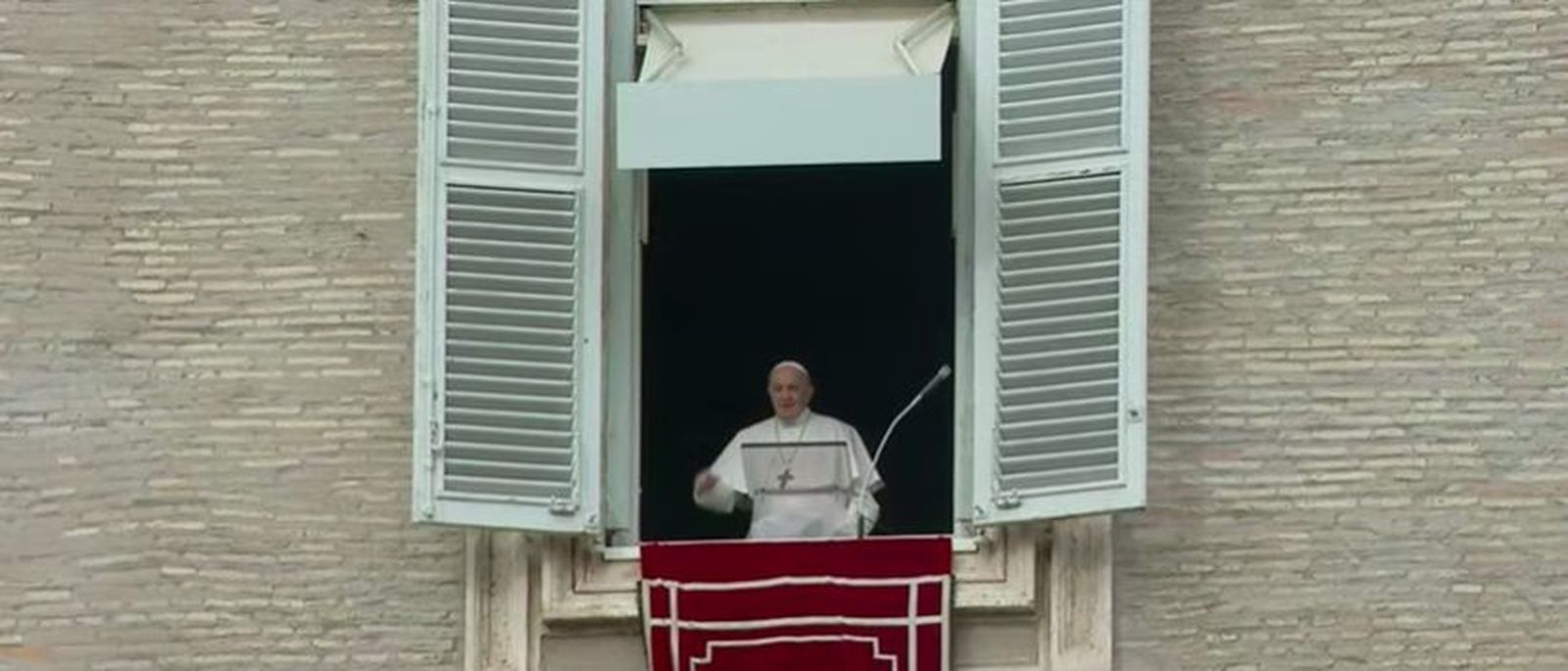 El Papa se asoma al balcón