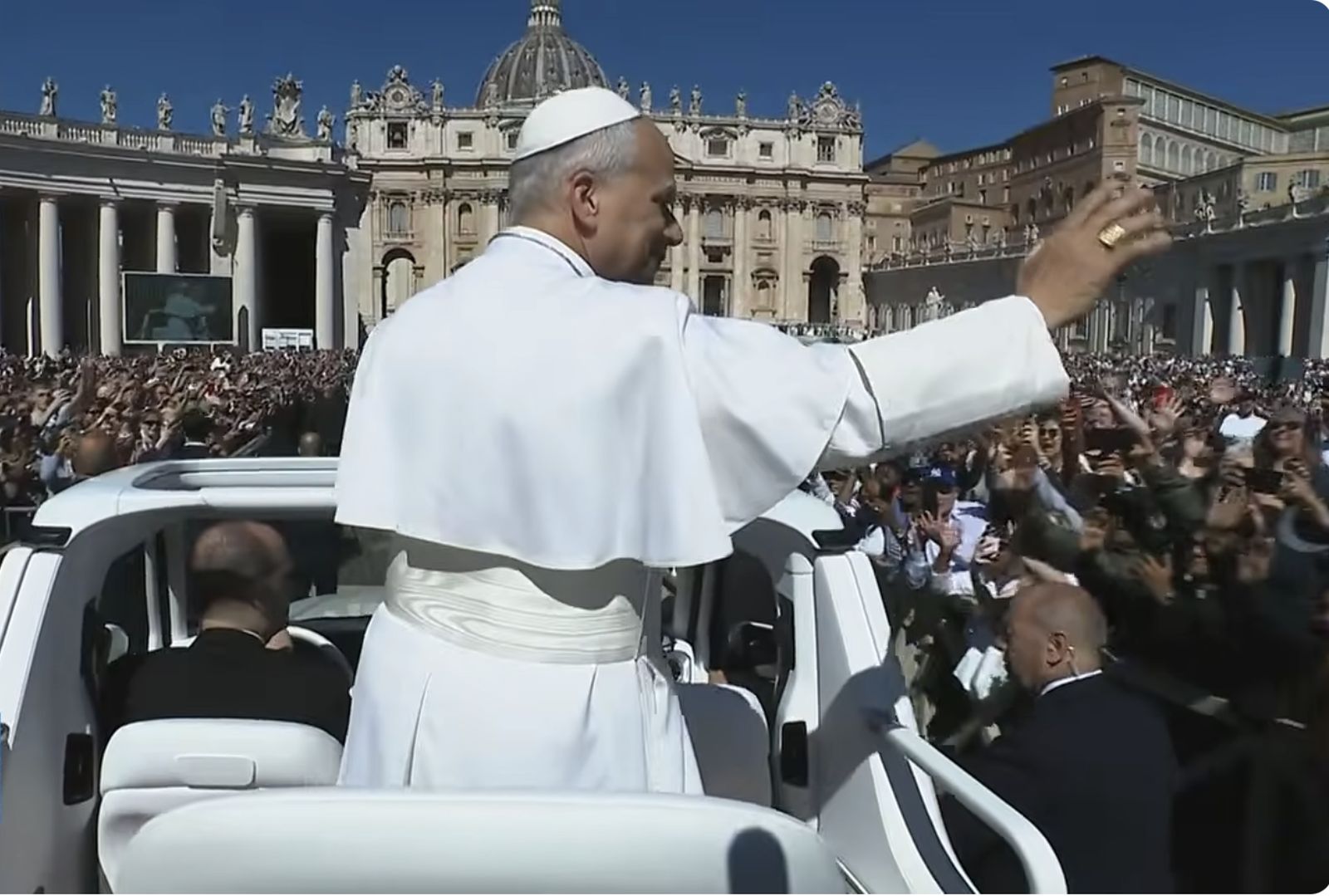 El Papa, en el papamóvil en la plaza de San Pedro