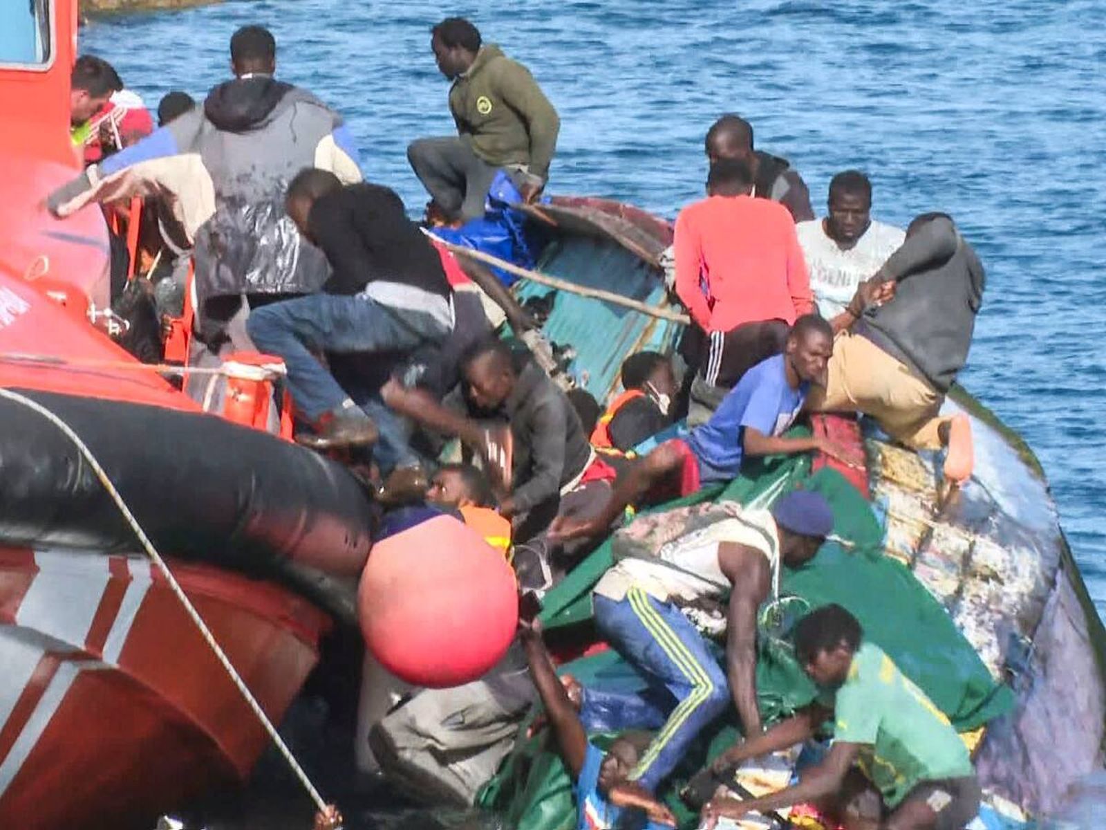 Momento del vuelco del cayuco