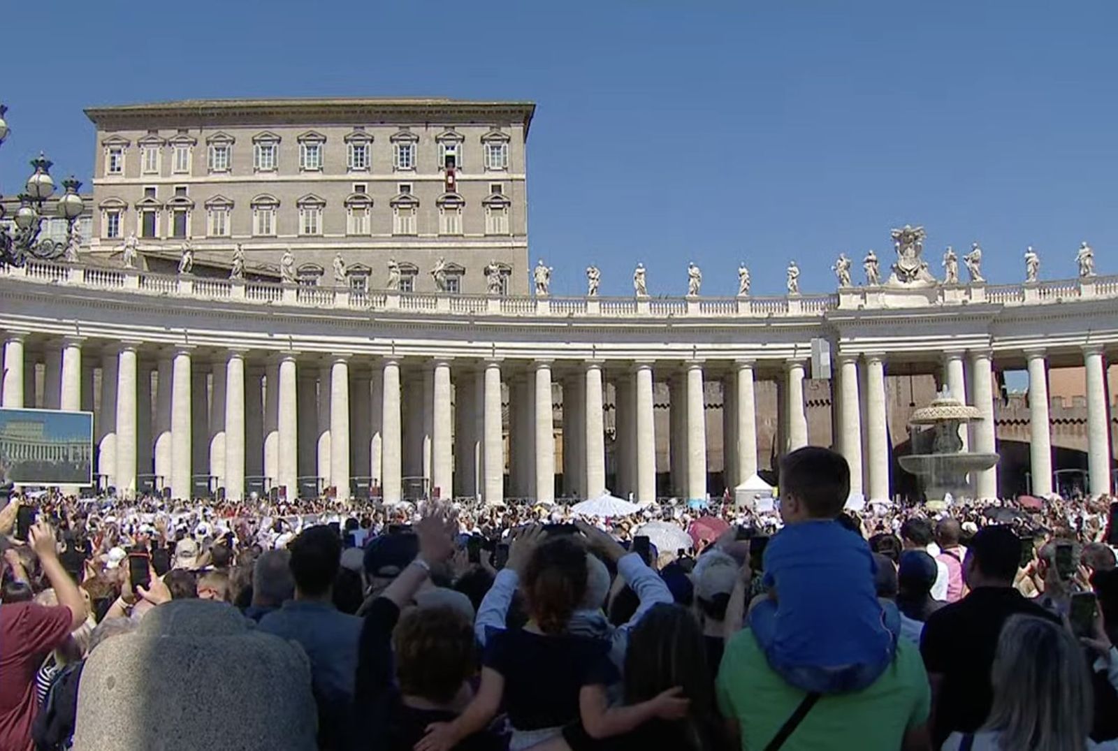 Los fieles, en San Pedro, esperan al Papa