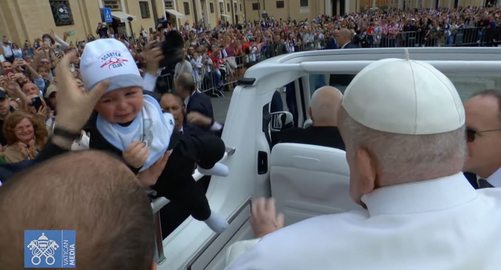 El Papa saluda a un niño
