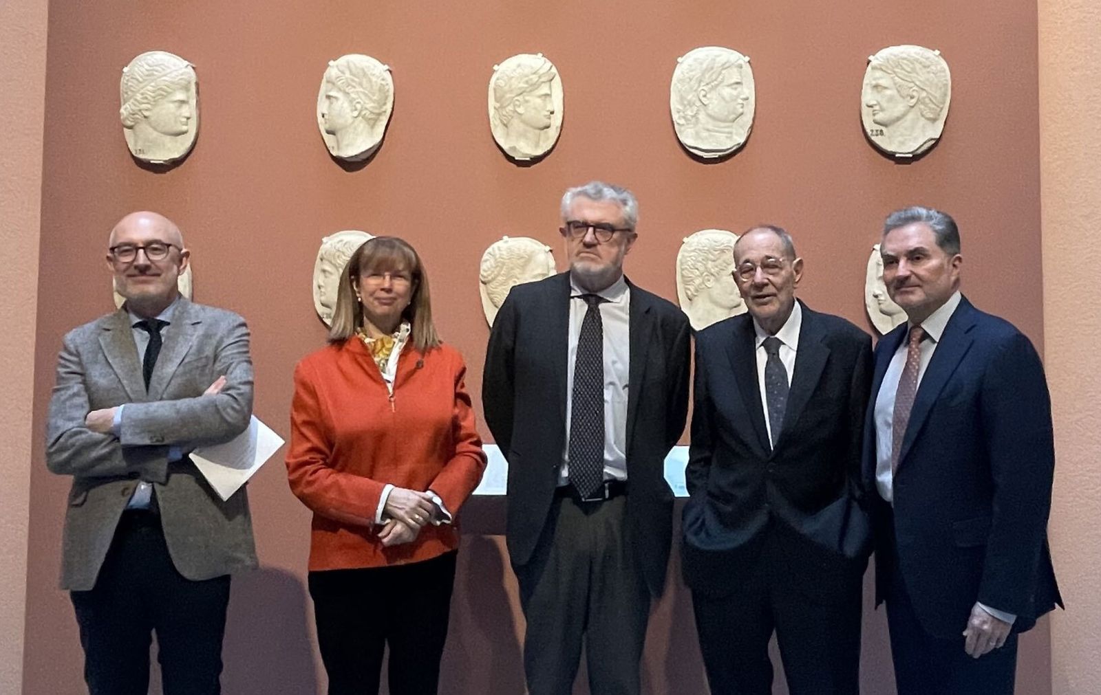 A la derecha, Tomás Ruiz, director general de OHLA, acompañado del equipo directivo y parte del equipo técnico del Museo