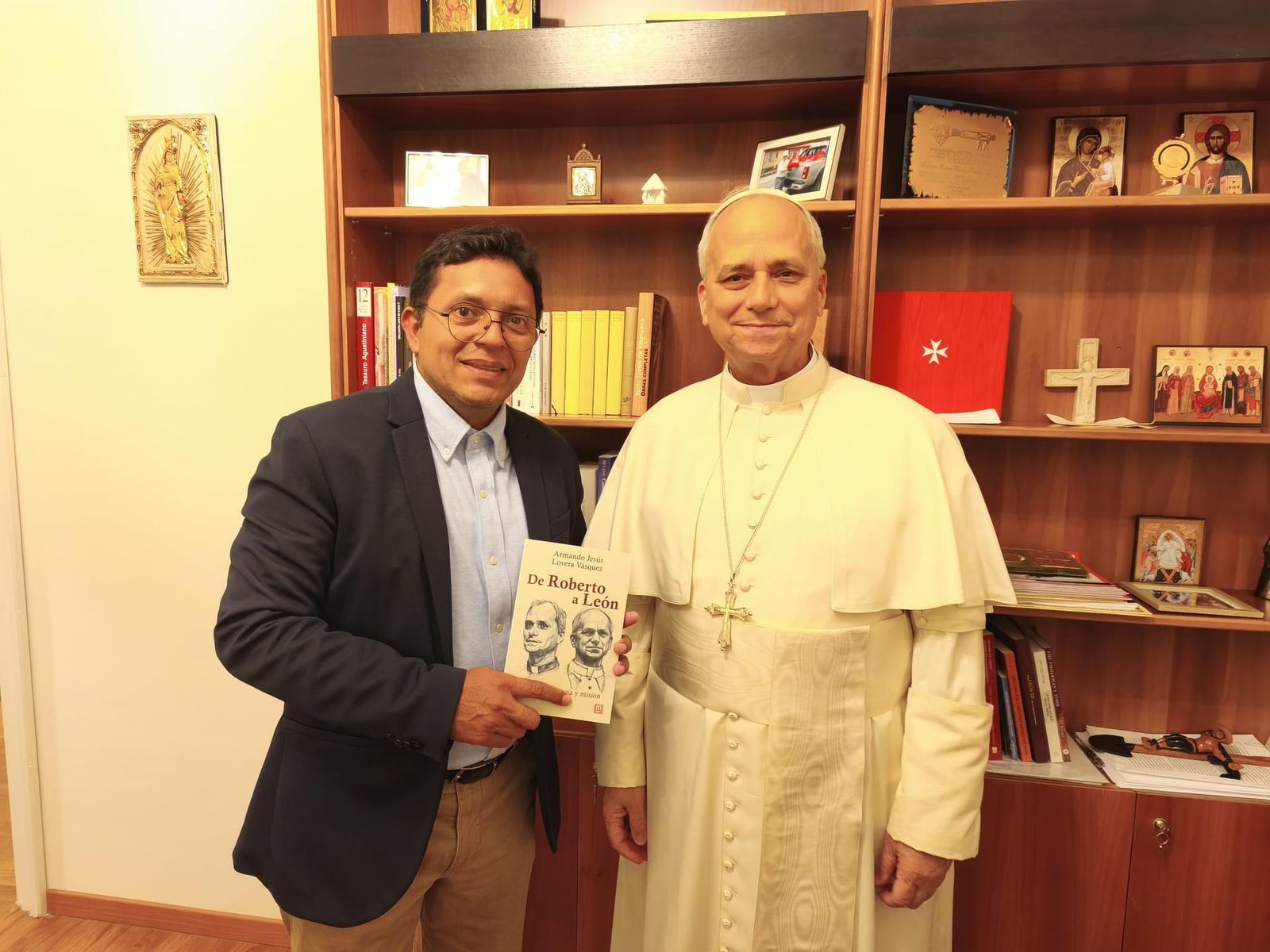 Armando Jesús Lovera Vásquez presenta al papa León XIV su nuevo libro