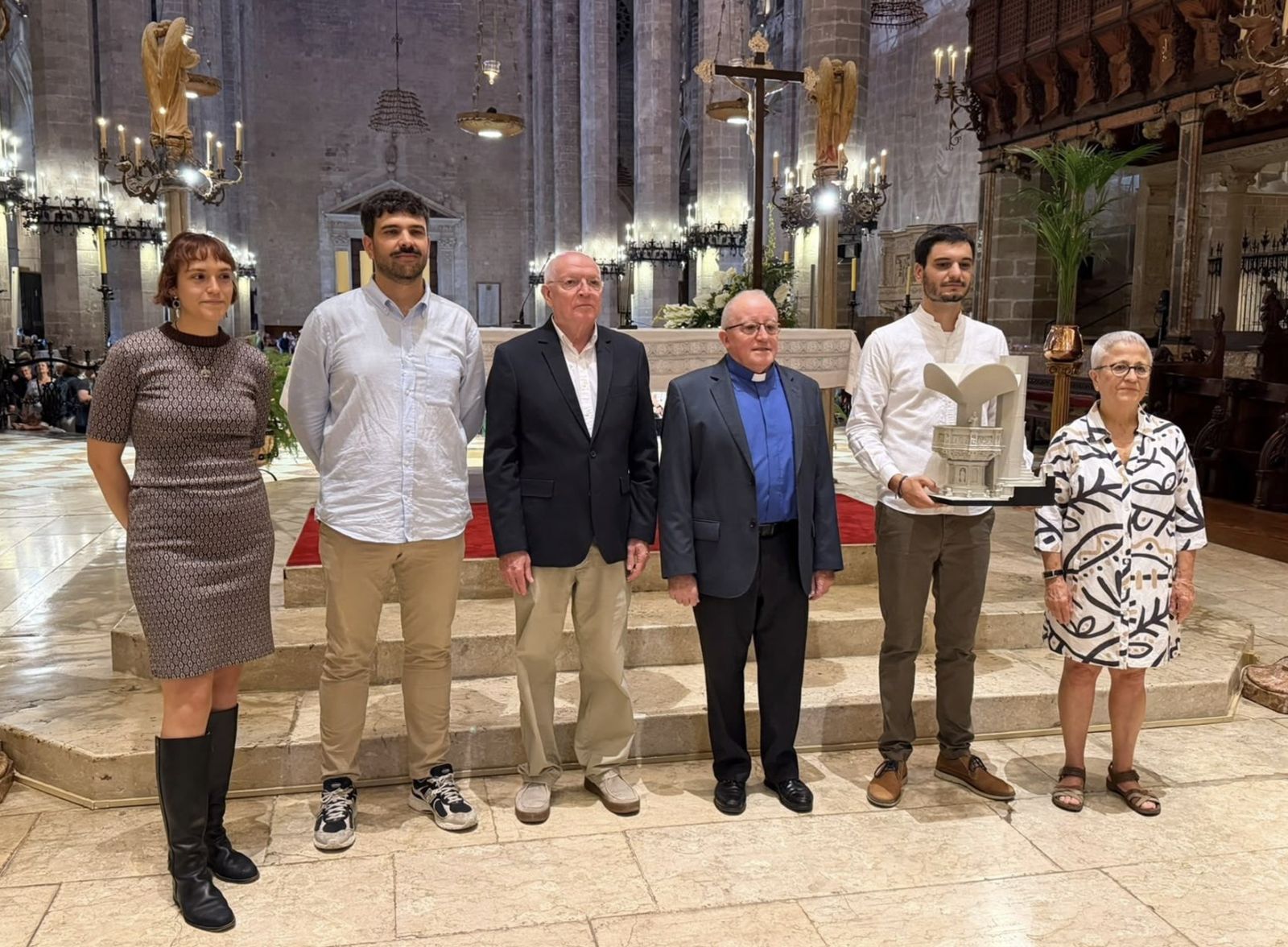 Investigadores y documentalistas de la Catedral de Mallorca, en el altar mayo