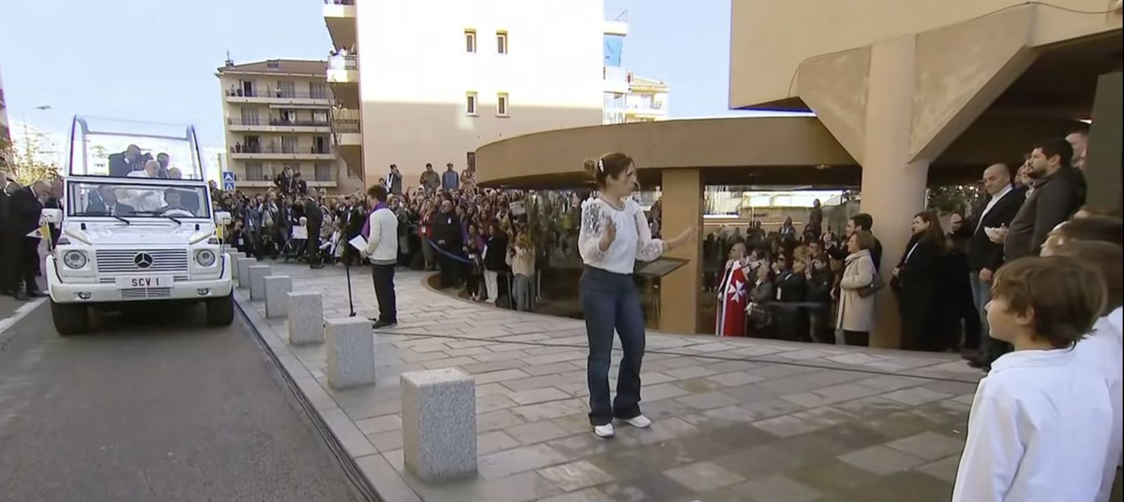 Un coro de niños canta al Papa en Ajaccio